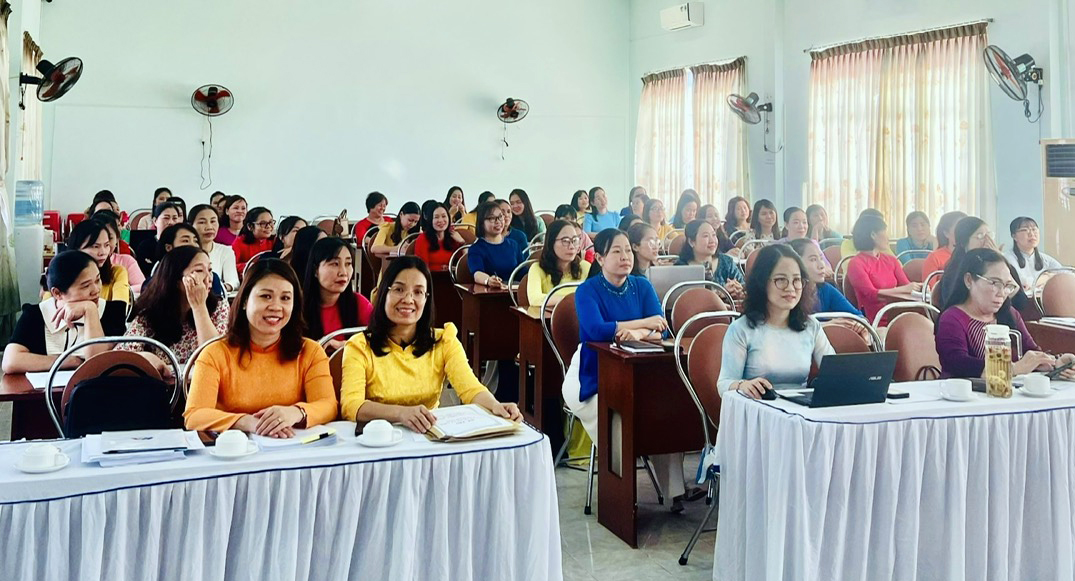 Ban giáo khảo và thí sinh tham gia hội thi.