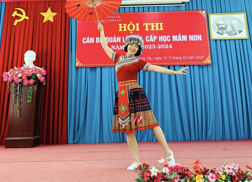 Thí sinh Nguyễn Thùy Linh, Phó hiệu trưởng Trường Mầm non Châu Thành trong phần thi năng khiếu.