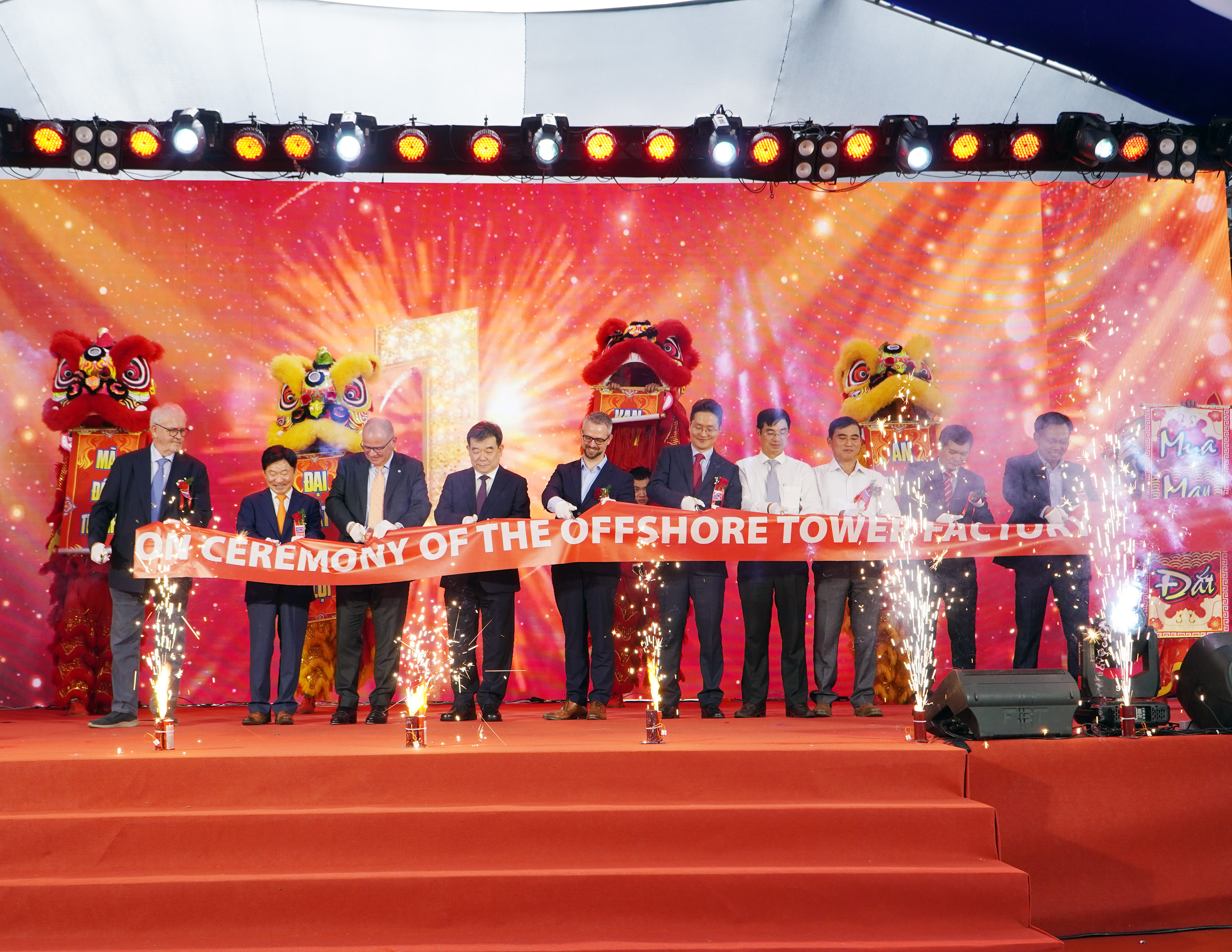 Các đại biểu thực hiện nghi thức cắt băng khánh thành nhà máy tháp gió lớn nhất Đông Nam á.