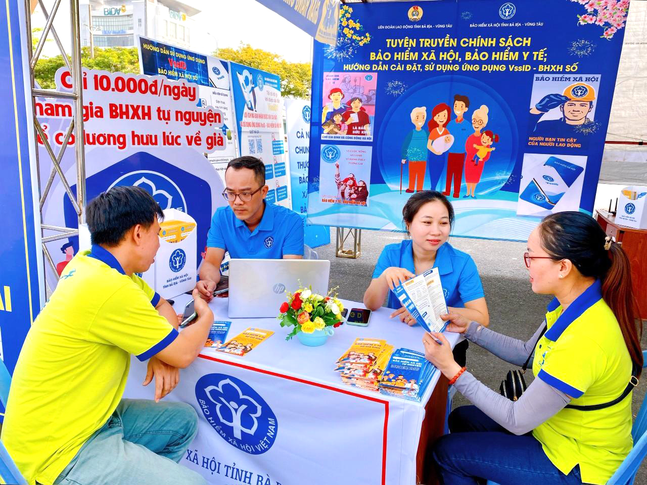 Viên chức BHXH tỉnh tuyên truyền, hướng dẫn người lao động cài đặt sử dụng ứng dụng VssID - Bảo hiểm  xã hội số.