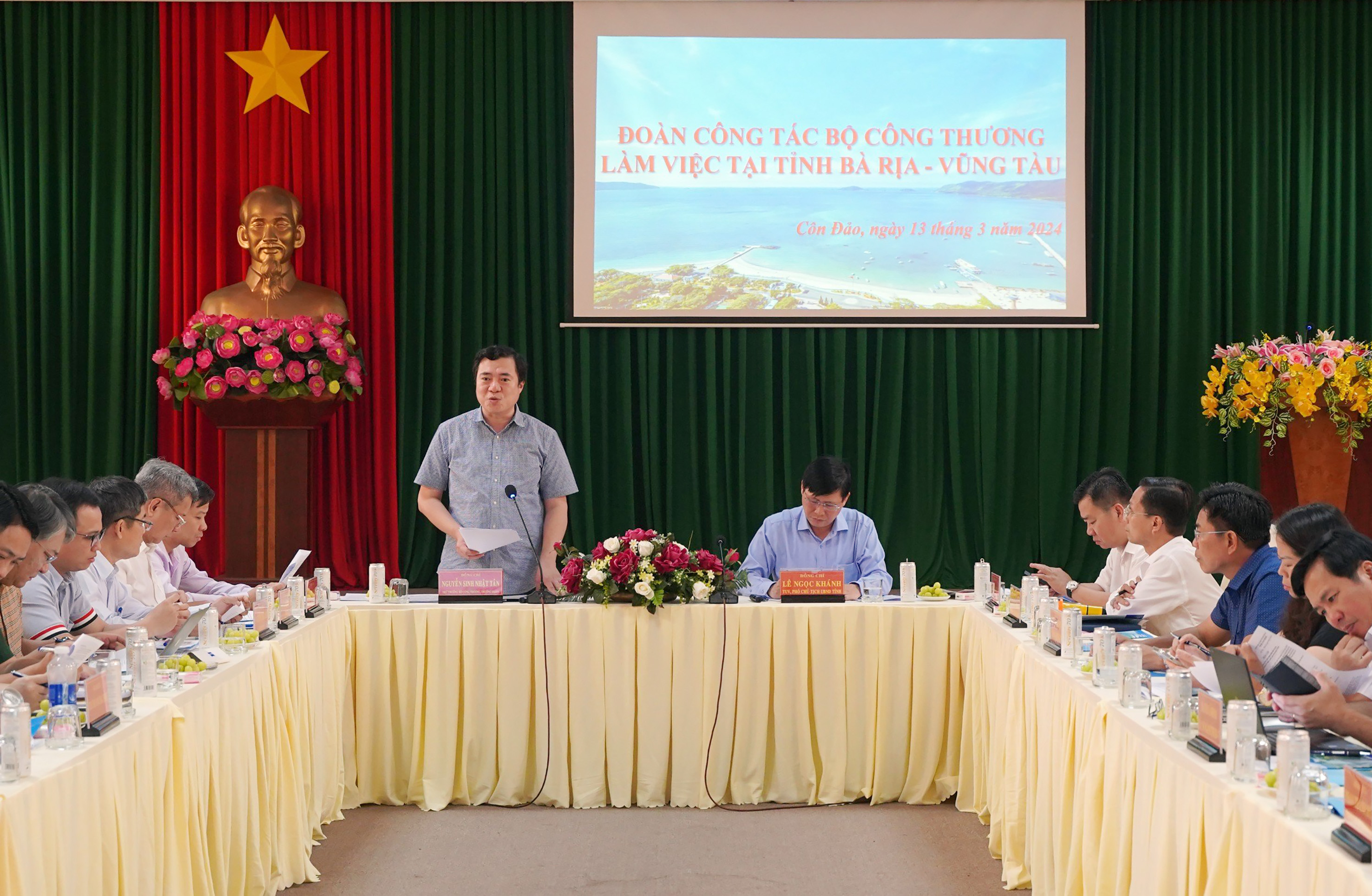Thứ trưởng Bộ Công thương Nguyễn Sinh Nhật Tân phát biểu tại buổi làm việc với UBND tỉnh.