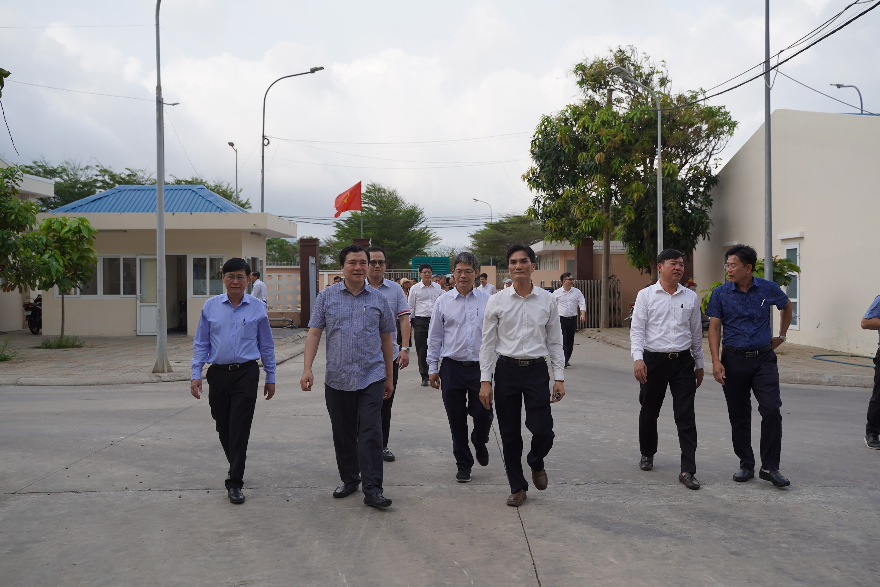 Đoàn công tác khảo sát tại nhà máy điện An Hội, nơi đặt trạm biến áp 110kV của dự án.