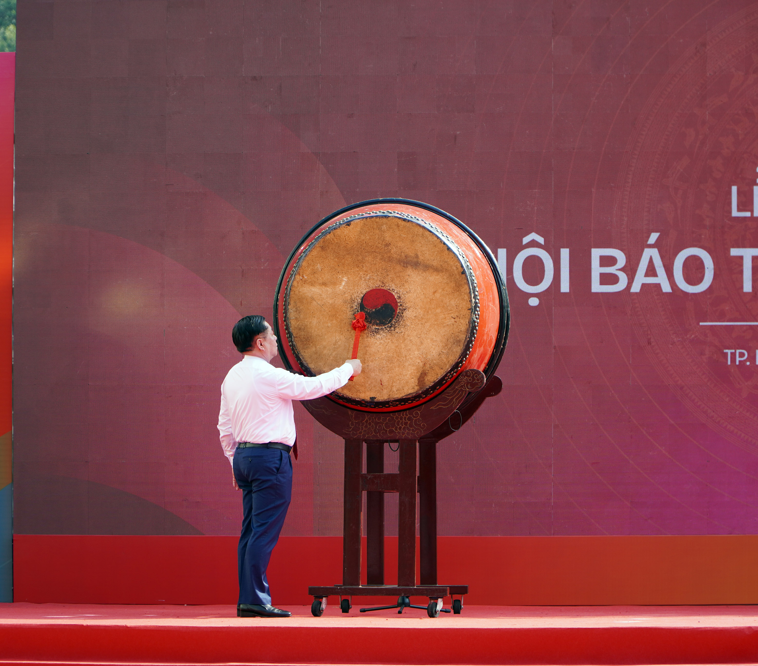 Ông Nguyễn Trọng Nghĩa, Bí thư Trung ương Đảng, Trưởng Ban Tuyên giáo Trung ương thực hiện nghi thức đánh trống khai mạc Hội Báo toàn quốc năm 2024.