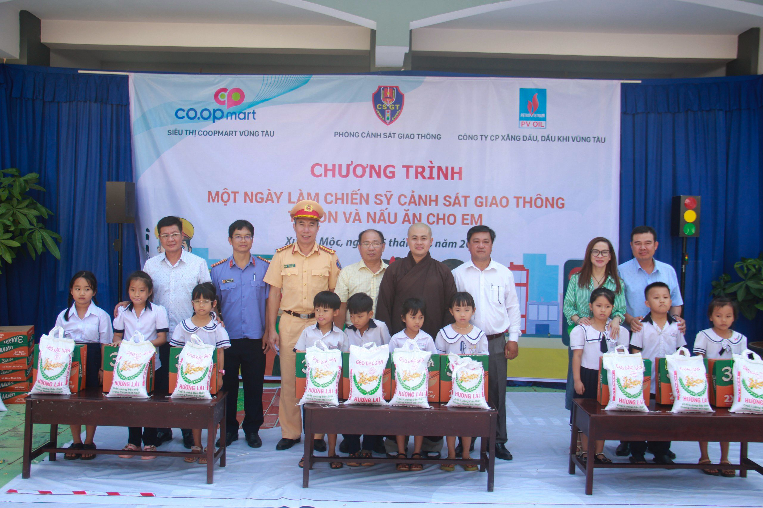 Lãnh đạo Phòng PC08 cùng doanh nghiệp, mạnh thường quân gửi tặng 530 phần quà đến các em HS