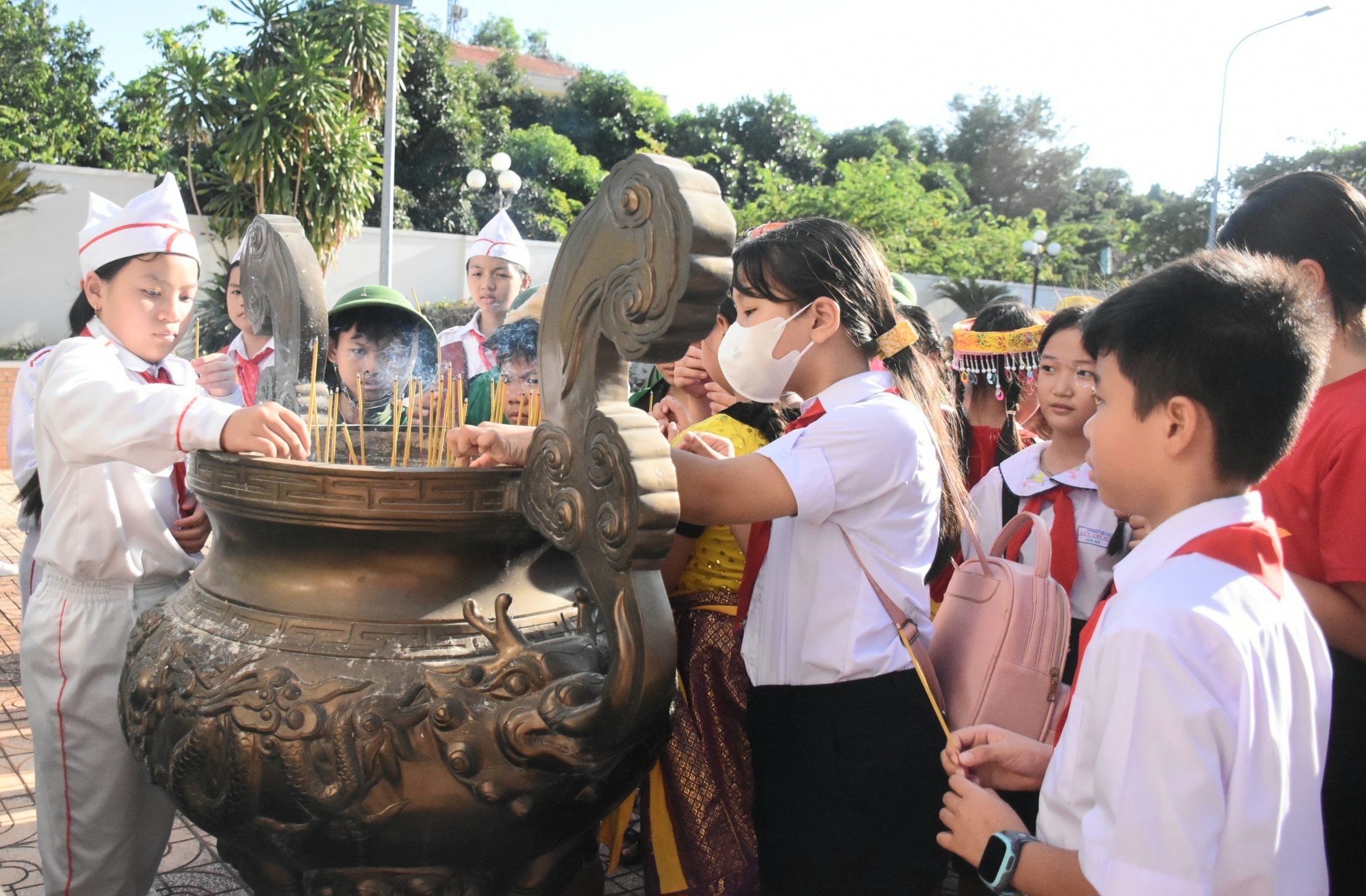 Các em thiếu nhi dâng hương tưởng niệm các anh hùng liệt sỹ tại Đài tưởng niệm liệt sĩ cầu Cỏ May.