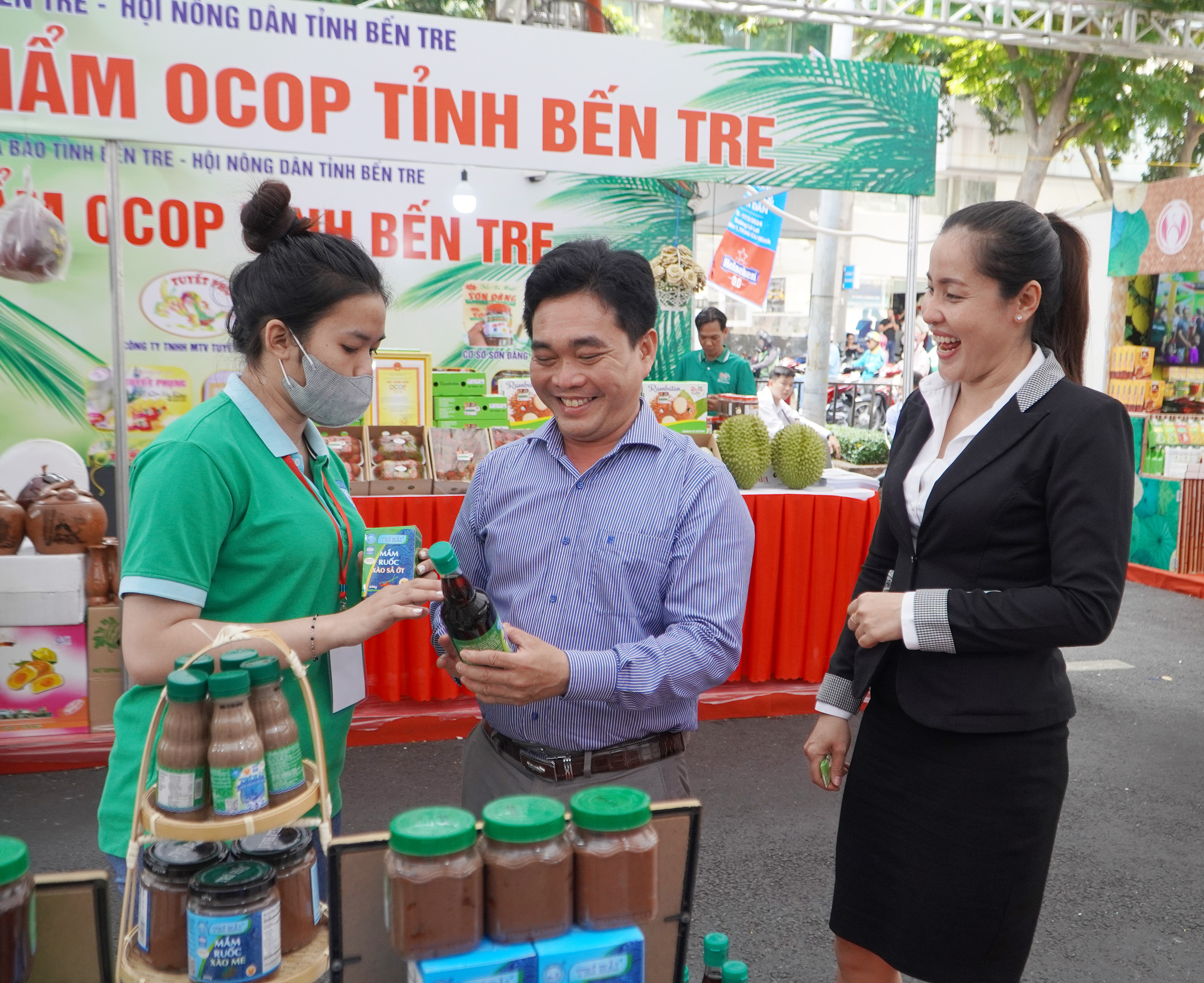 Ngoài các gian trưng bày ấn phẩm báo chí, hội báo còn có các gian trưng bày sản phẩm OCOP của các địa phương trên cả nước. Trong ảnh: Đại biểu tham quan gian hàng OCOP tỉnh Bà Rịa-Vũng Tàu.