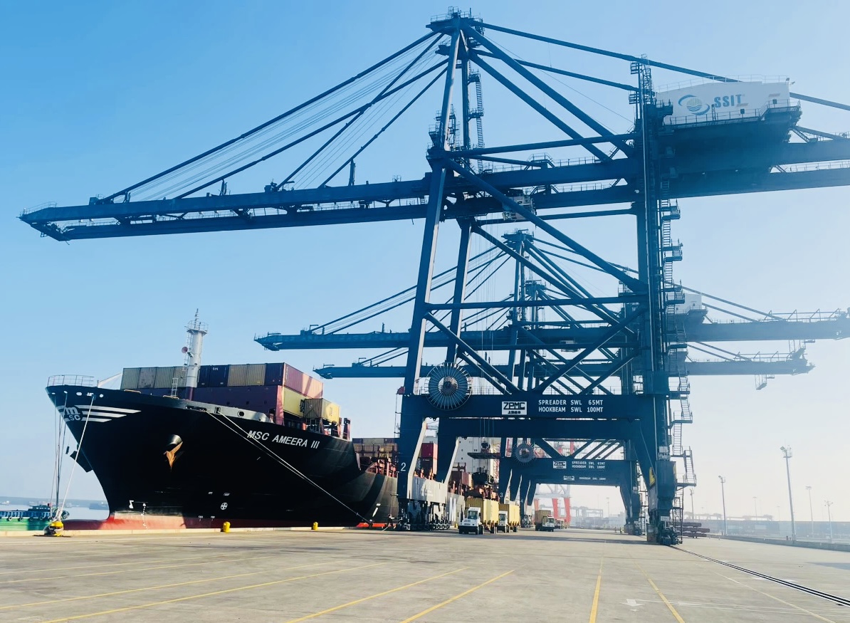 Tàu MSC làm hàng tại cảng SSIT.