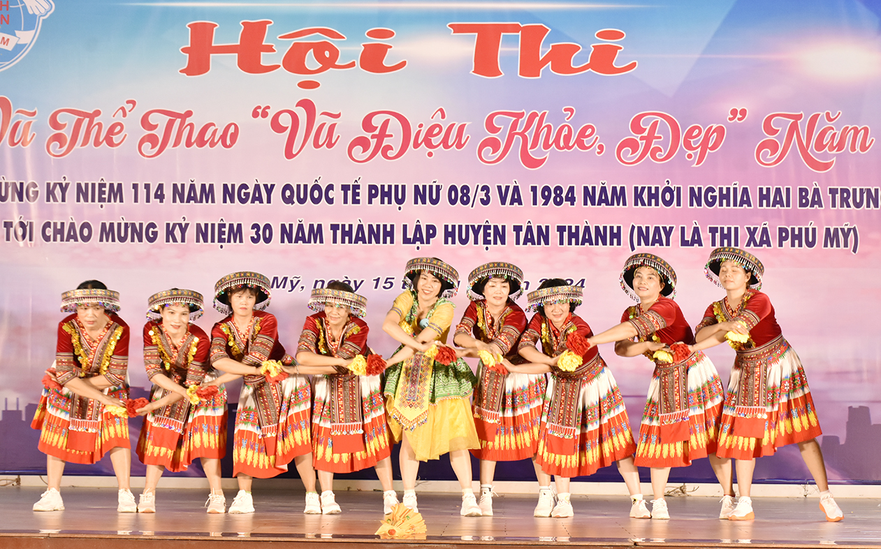 Hội LHPN phường Mỹ Xuân trình diễn dân vũ trên nền nhạc liên khúc “Mời anh về Tây Bắc-Gặp nhau giữa rừng mơ-Xuân về trên rừng núi”