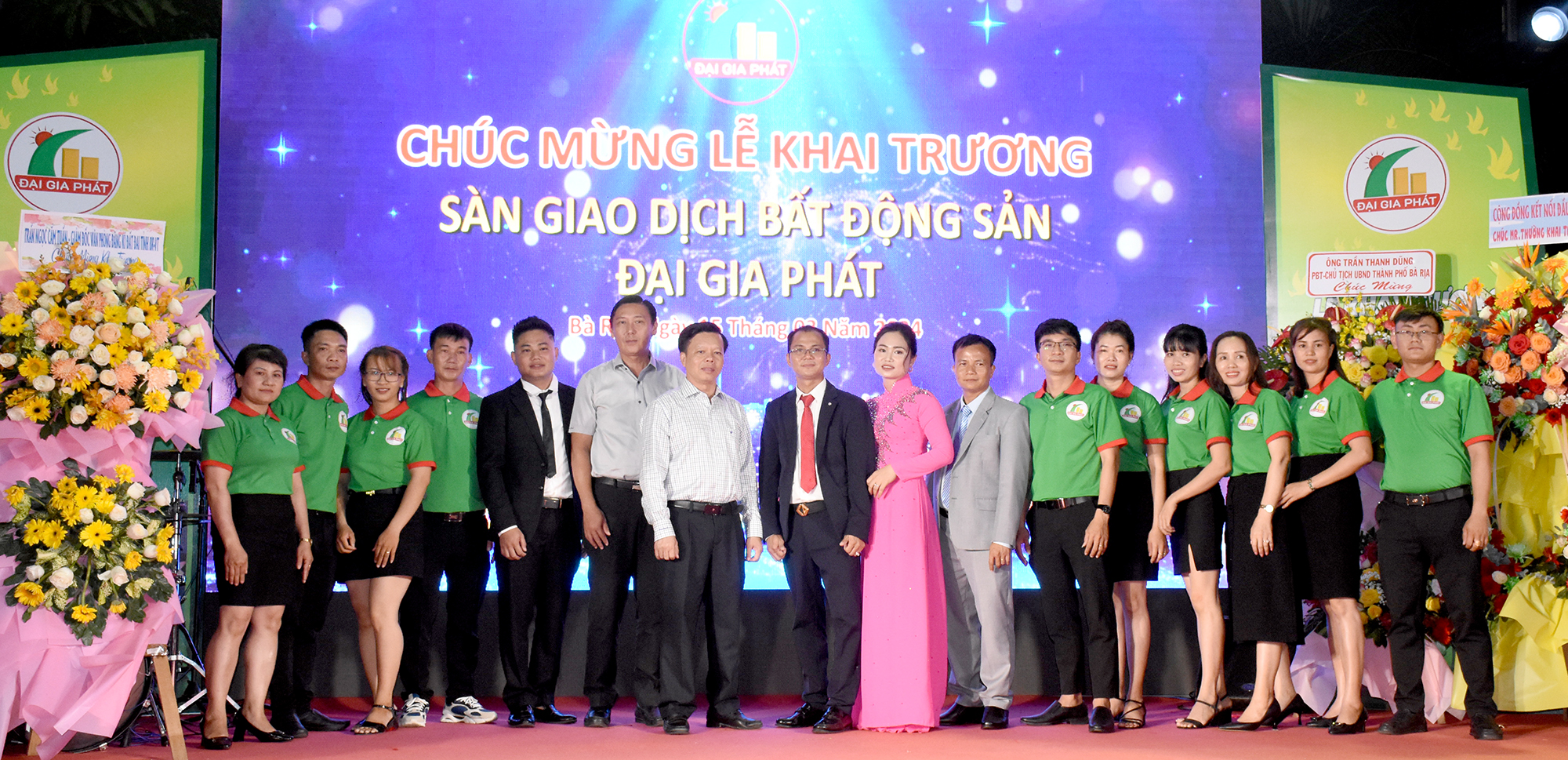 Lãnh đạo TP. Bà Rịa chụp hình lưu niệm cùng với cán bộ, lãnh đạo nhân viên Công ty TNHH XD và BĐS Đại Gia Phát tại lễ khai trương sàn giao dịch BĐS Đại Gia Phát