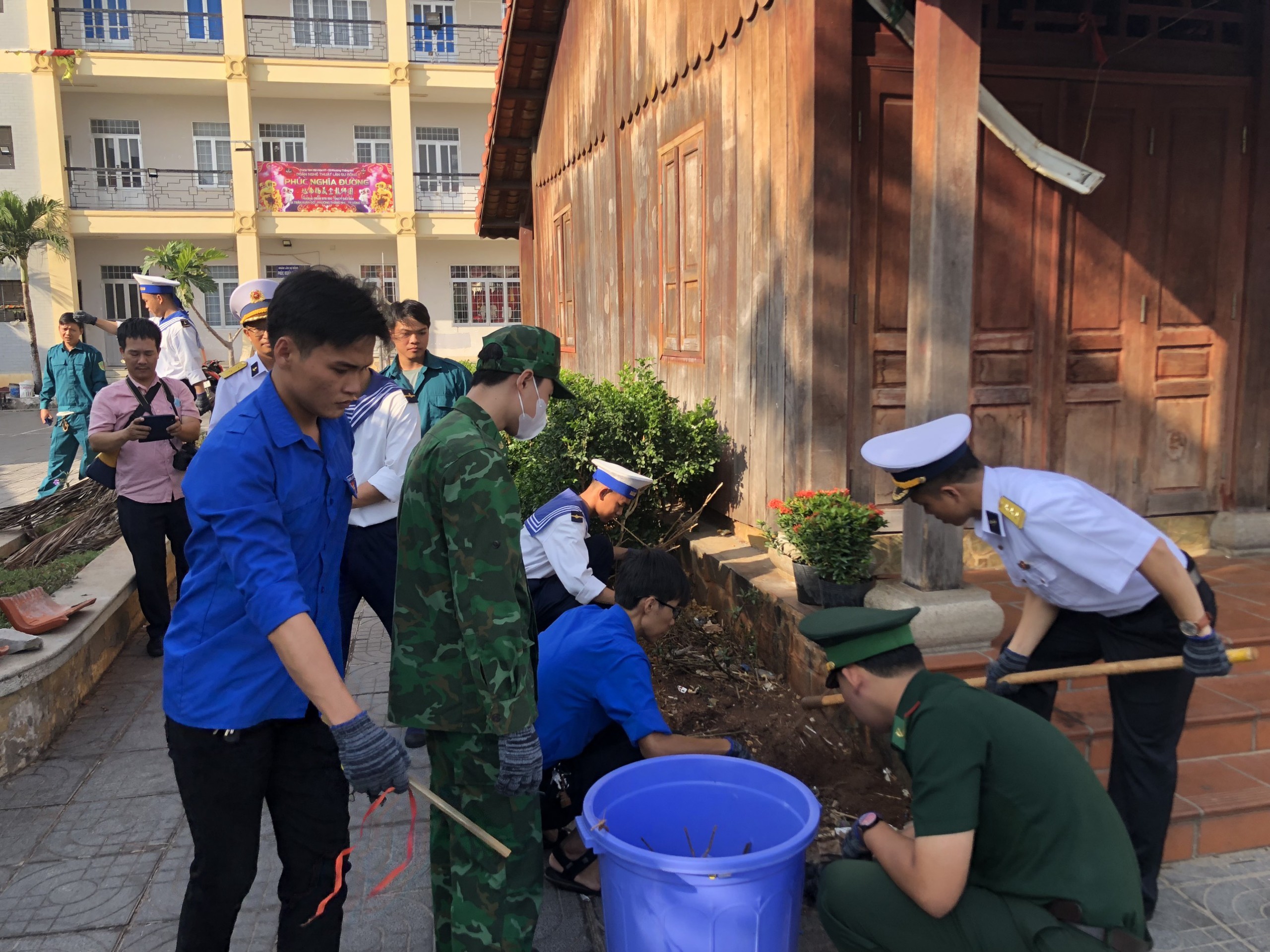 Đoàn viên, thanh niên Lữ đoàn 171 và Phường Thắng Nhì tổ chức dọn dẹp, vệ sinh tại khu Di tích lịch sử cách mạng Nhà má Tám Nhung.