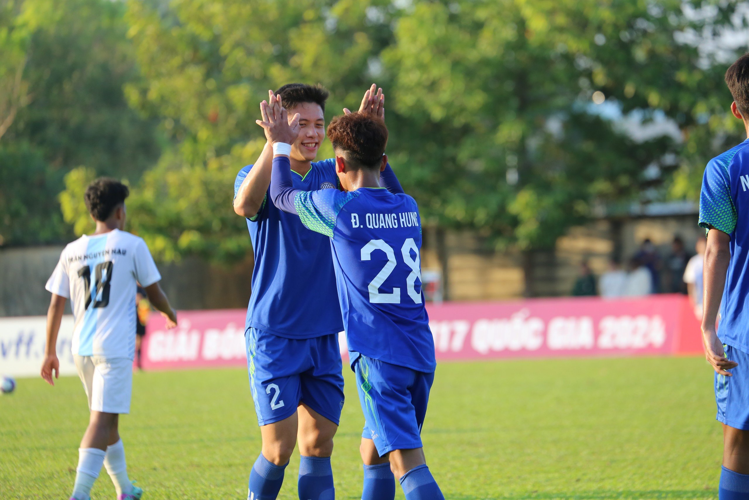 Các cầu thủ u17 Bà Rịa - Vũng Tàu ăn mừng chiến thắng.