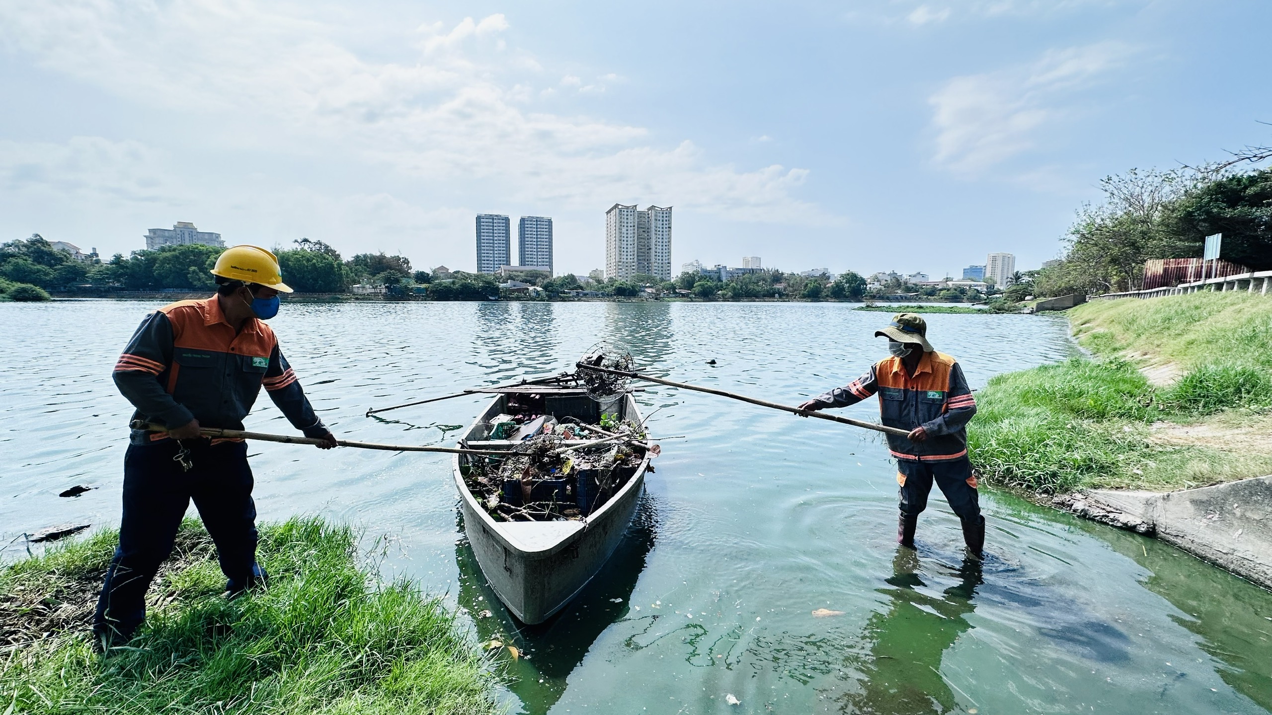 Công nhân UPC tiếp tục thu gom rác, vệ sinh môi trường hồ Bàu Sen