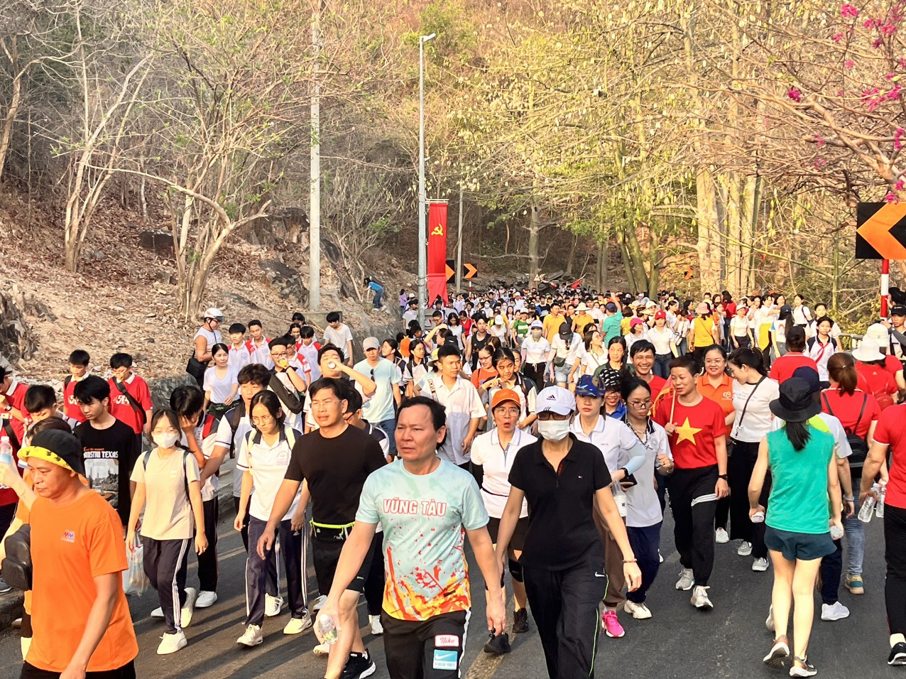 Hàng ngàn người tham gia ngày hội đi bộ leo Núi Nhỏ, phát động Ngày chạy Olympic vì sức khỏe toàn dân năm 2024.