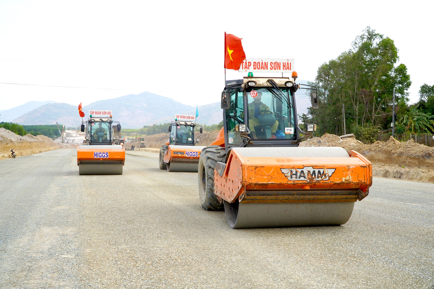 Tỉnh đang đẩy nhanh tiến độ các dự án giao thông kết nối vùng.  Trong ảnh: Thi công dự án thành phần 3, cao tốc Biên Hòa-Vũng Tàu đoạn qua Bà Rịa-Vũng Tàu.