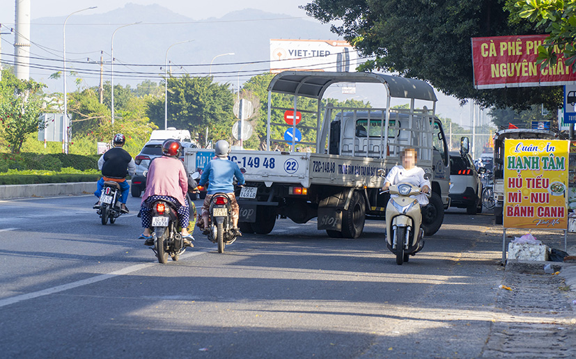 Có mặt tại đường Võ Nguyên Giáp (phường 12, TP.Vũng Tàu) đoạn gần cầu Cỏ May chỉ 15 phút, phóng viên ghi nhận hàng chục trường hợp điều khiển xe máy đi ngược chiều.