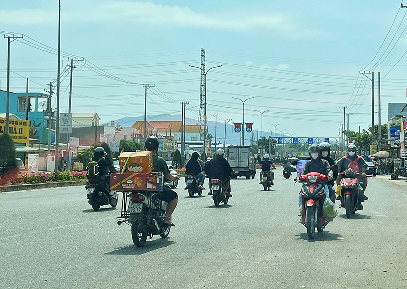 Tình trạng đi ngược chiều cũng khá phổ biến tại các tuyến đường trên địa bàn tỉnh. Trong ảnh: Nhiều người đi xe máy ngược chiều tại Quốc lộ 51 (đoạn đi qua phường Tân Phước, TX.Phú Mỹ).