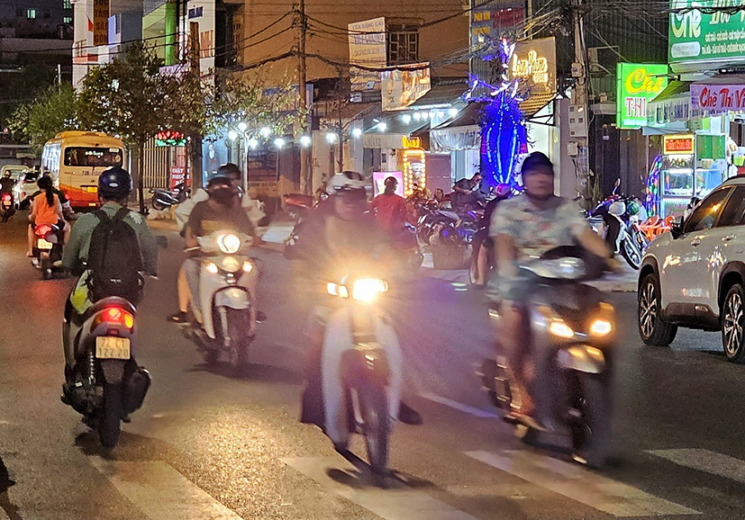 Về đêm, tầm nhìn hạn chế, hành vi đi ngược chiều tiềm ẩn nguy cơ cao gây TNGT.