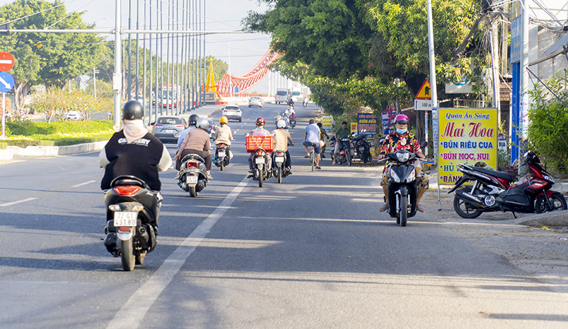 Để tránh phương tiện đi ngược chiều, nhiều người đi đúng chiều phải lấn sang làn xe ô tô.