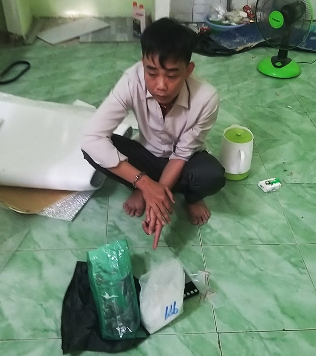 Cơ quan công an bắt giữ Tú cùng tang vật khoảng 1kg ma túy đá