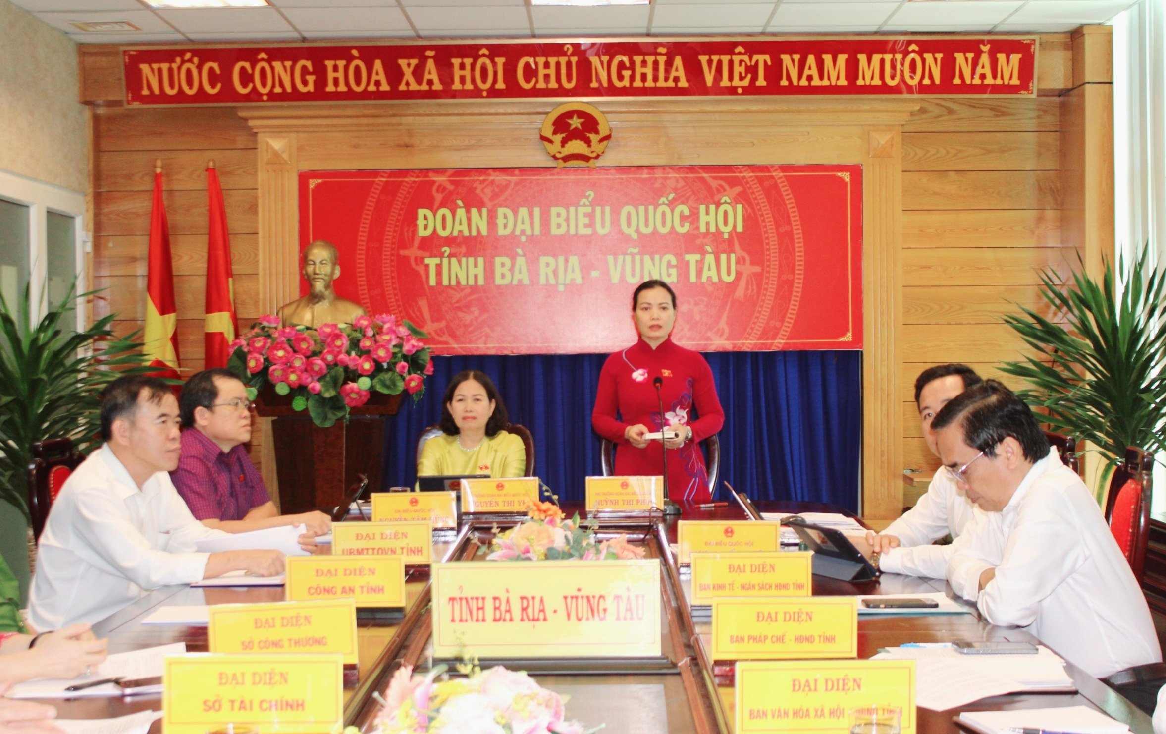 Bà Huỳnh Thị Phúc phát biểu tại phiên chất vấn.