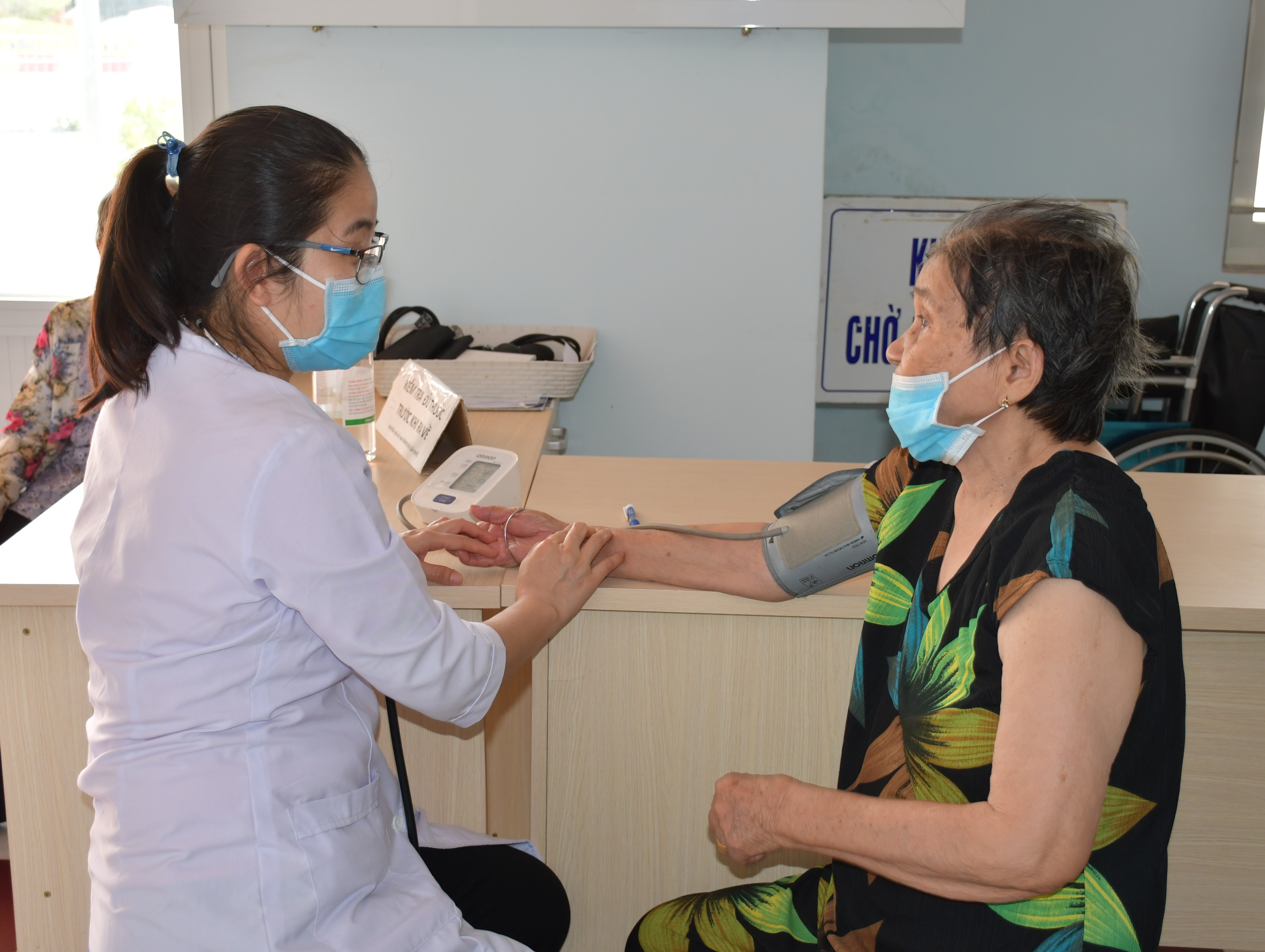 Bác sĩ Lê Thị Thanh Huyền khám bệnh cho người dân TT.Đất Đỏ.
