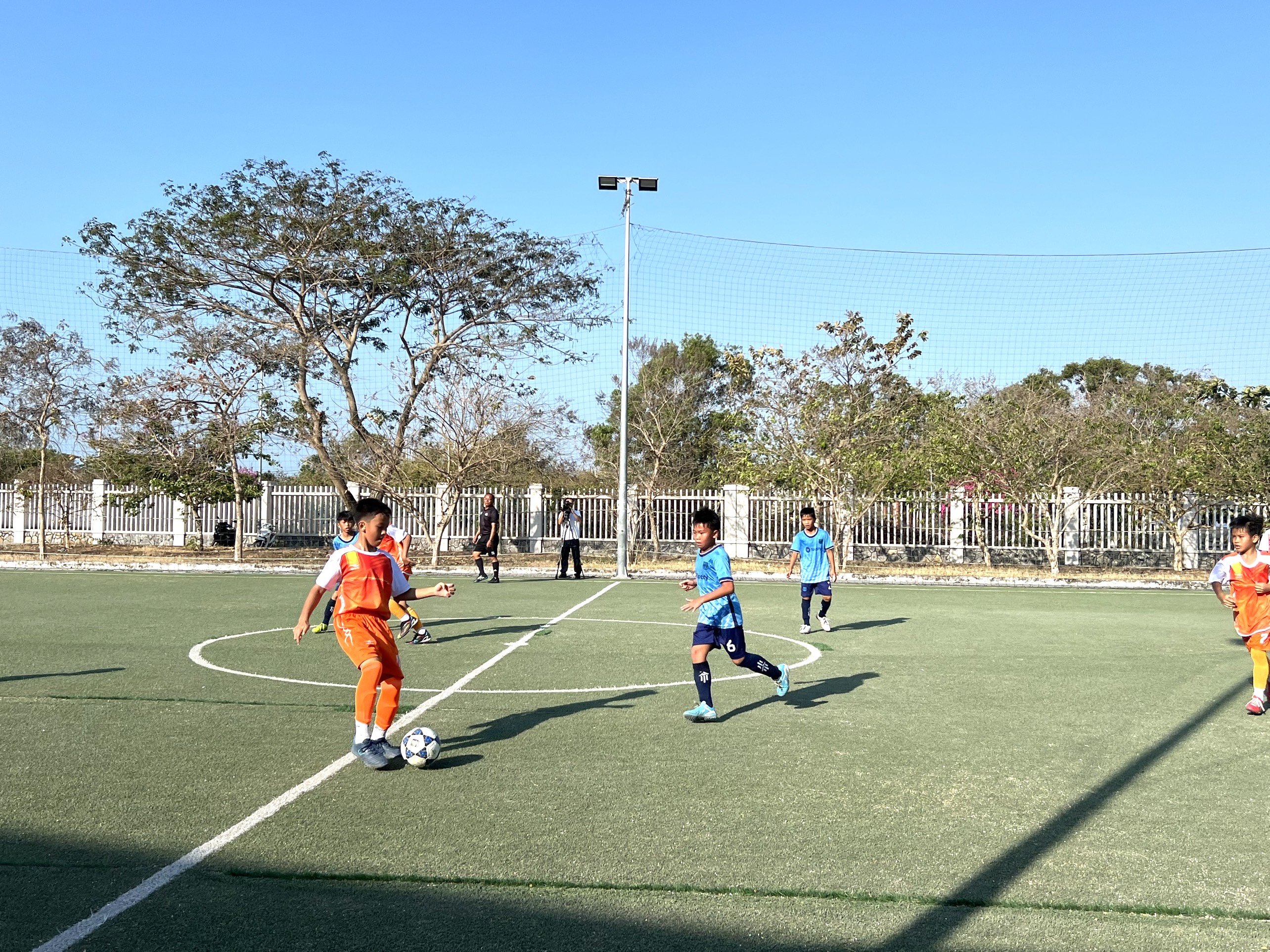 HKPĐ tỉnh đã chính thức khép lại sau hơn 3 tuần khởi tranh. Trong ảnh: Thi đấu môn bóng đá khối tiểu học.