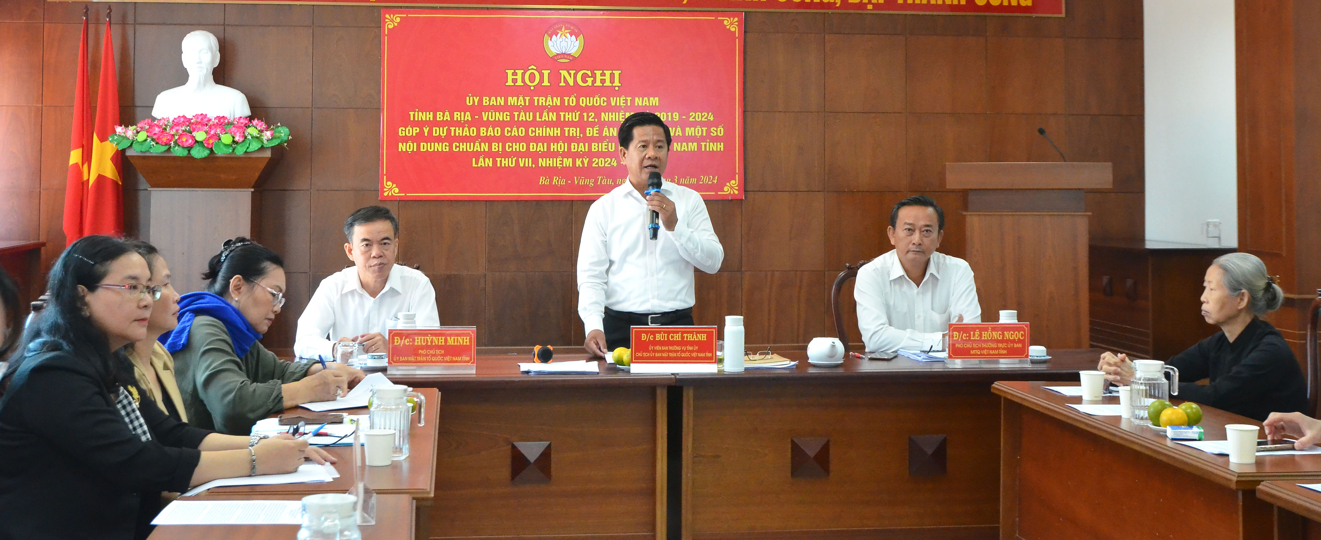 Ông Bùi Chí Thành, Ủy viên Ban Thường vụ Tỉnh ủy, Chủ tịch UBMTTQ Việt Nam tỉnh phát biểu tại hội nghị.