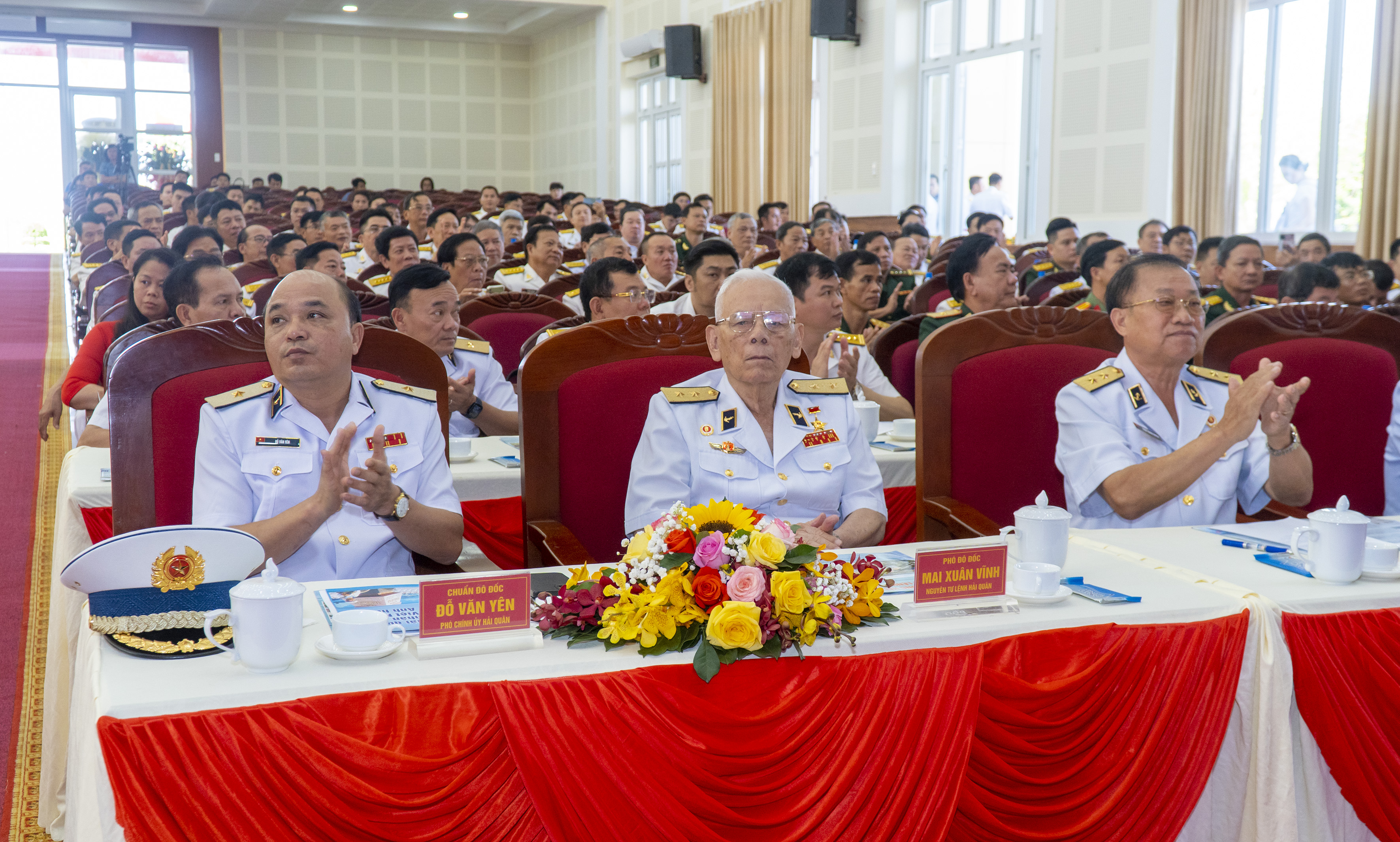 Chuẩn Đô đốc Đỗ Văn Yên (ngoài cùng bên phải), Phó Chính ủy Quân chủng Hải quân tại hội nghị