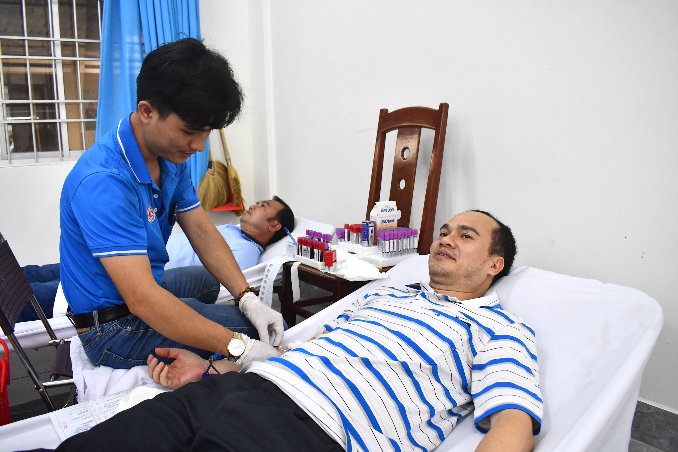 Đoàn viên, CNVC-LĐ tham gia hiến máu tình nguyện.