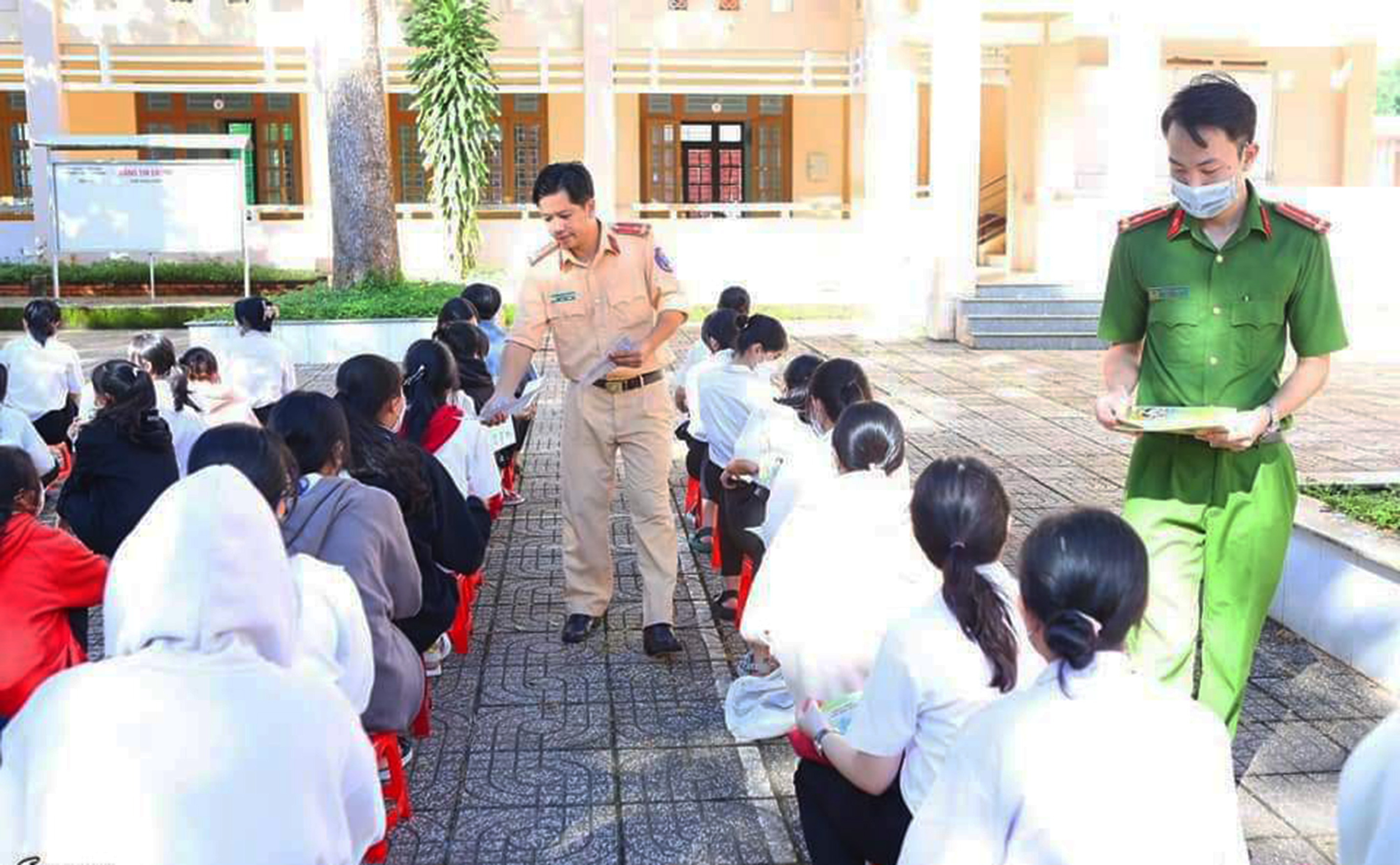 Công an huyện Xuyên Mộc phát tờ rơi tuyên truyền pháp luật cho học sinh trên địa bàn.