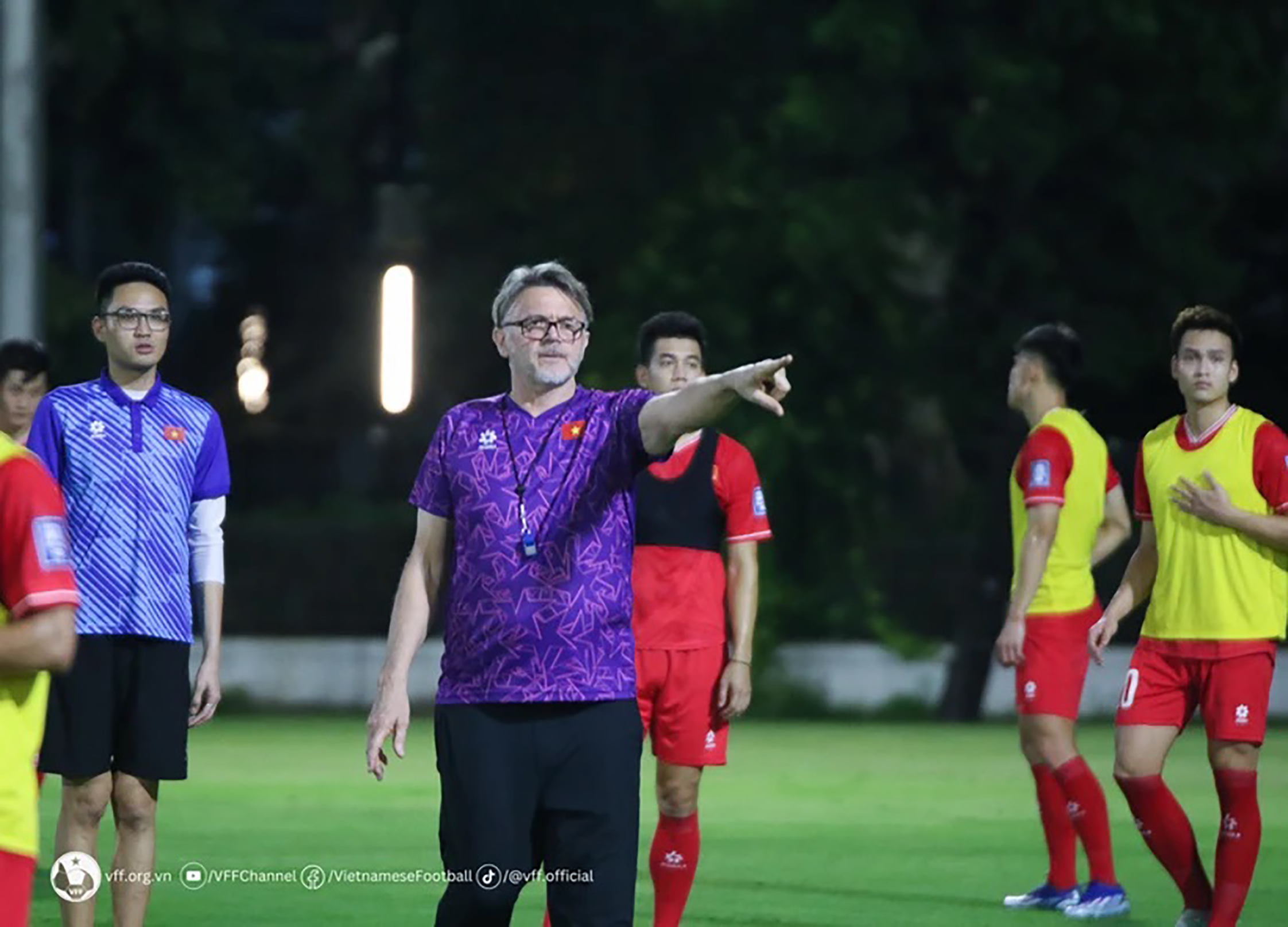 HLV Philippe Troussier hướng dẫn các học trò tại buổi tập.