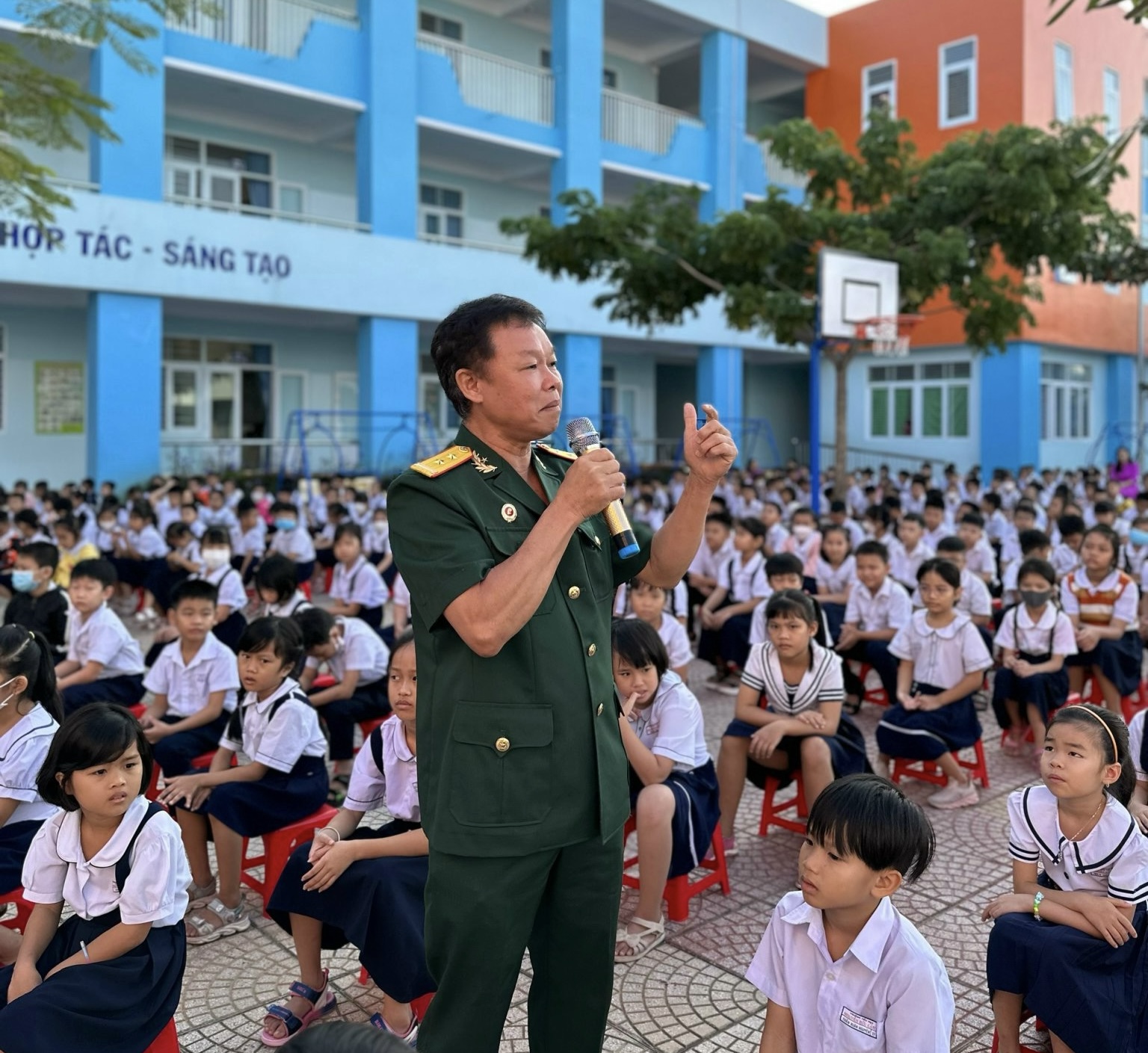 Hội viên hội CCB TP. Vũng Tàu “truyền lửa cách mạng” cho học sinh Trường Tiểu học Nguyễn Hữu Cảnh (TP. Vũng Tàu).