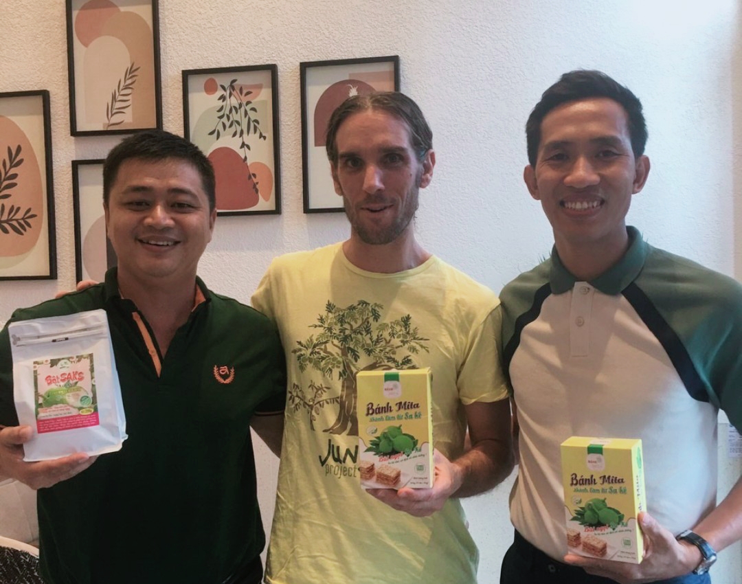 Ông Phan Đông Huy (bìa phải), Giám đốc Công ty Sake Toàn Cầu (huyện Châu Đức) với các sản phẩm làm từ sake dự định đăng ký bảo hộ nhãn hiệu.