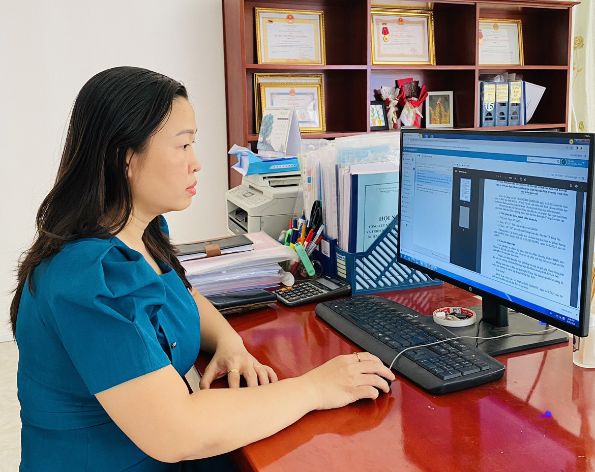 Bà Võ Thị Kiều Trinh, Hiệu trưởng Trường MN Ánh Dương xử lý văn bản trên phần mềm iDesk.