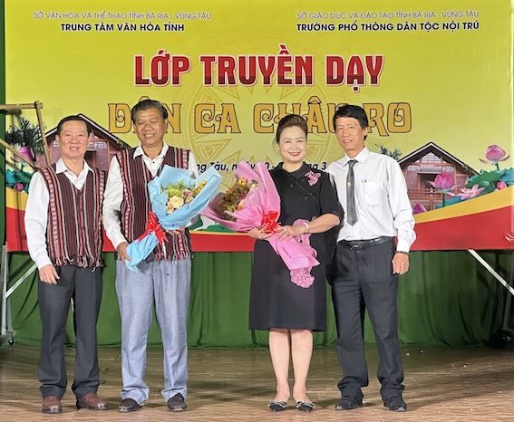 Ban Tổ chức tặng hoa thầy cô giáo giảng dạy lớp học.