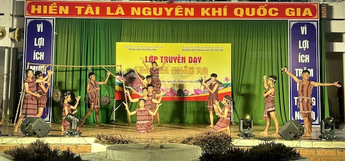Các em HS Trường Phổ thông Dân tộc Nội trú tỉnh thể hiện tiết mục dân ca Châu Ro.