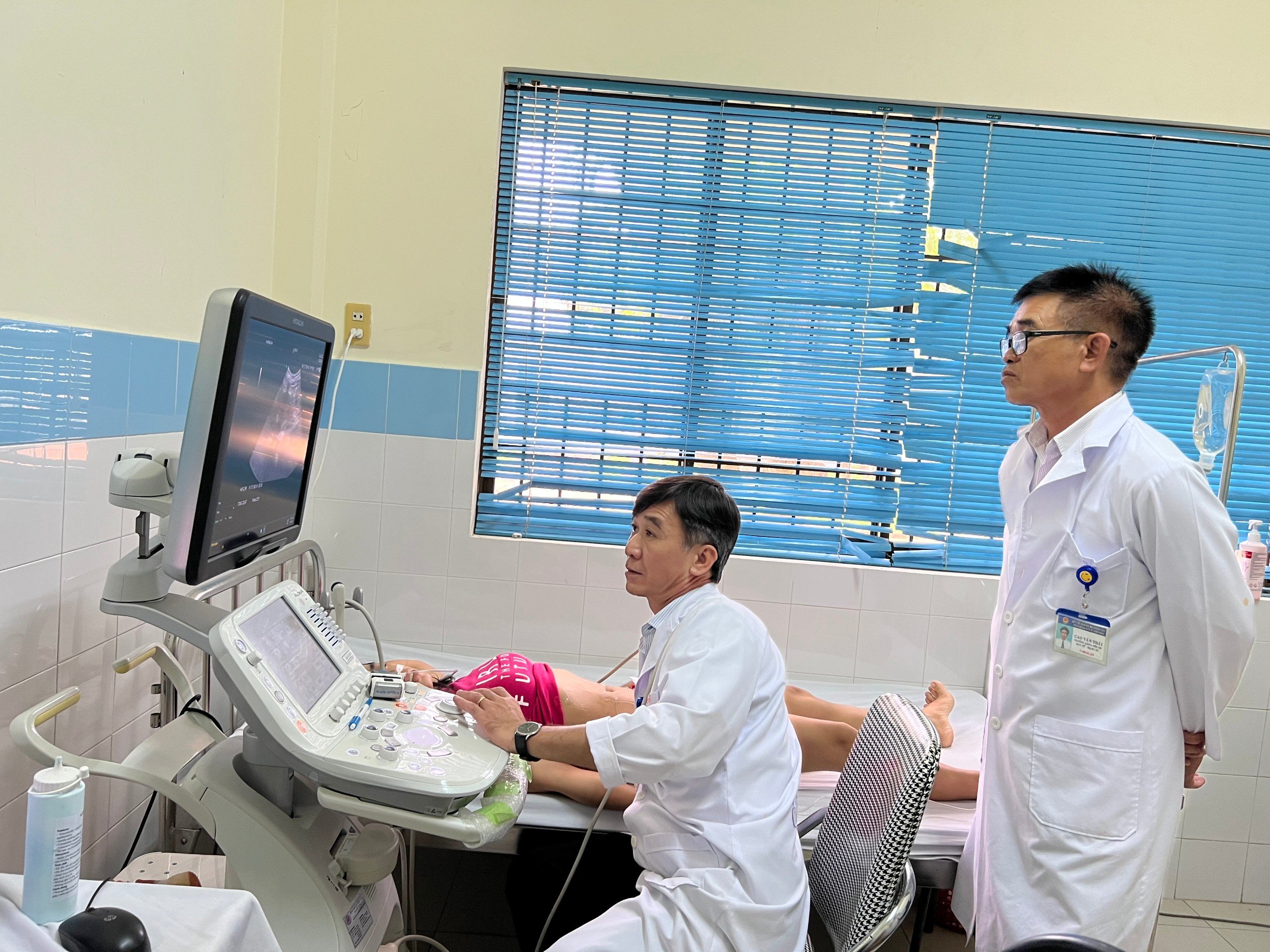 Bác sĩ Trung tâm Y tế Quân dân y huyện Côn Đảo khám sức khỏe cho bệnh nhân.