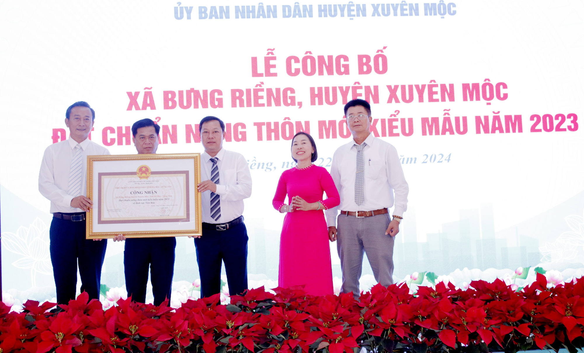 Ông Lê Hồng Ngọc, Phó Chủ tịch UBMTTQ Việt Nam tỉnh trao bằng công nhận xã Bưng Riềng đạt chuẩn NTM kiểu mẫu về lĩnh vực văn hóa năm 2023.