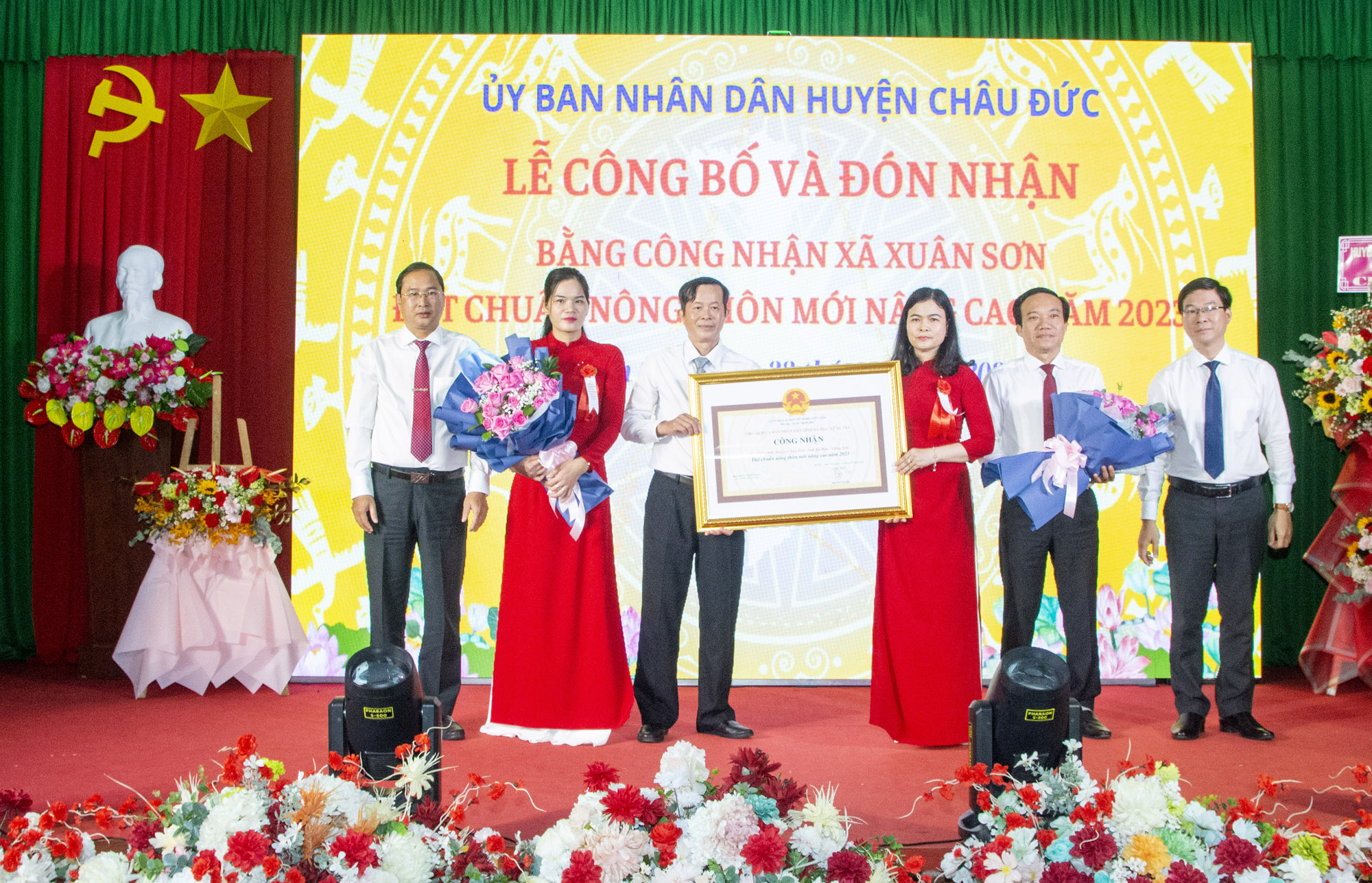 Đại diện tỉnh trao bằng công nhận xã Xuân Sơn (huyện Châu Đức) đạt chuẩn NTM nâng cao năm 2023.