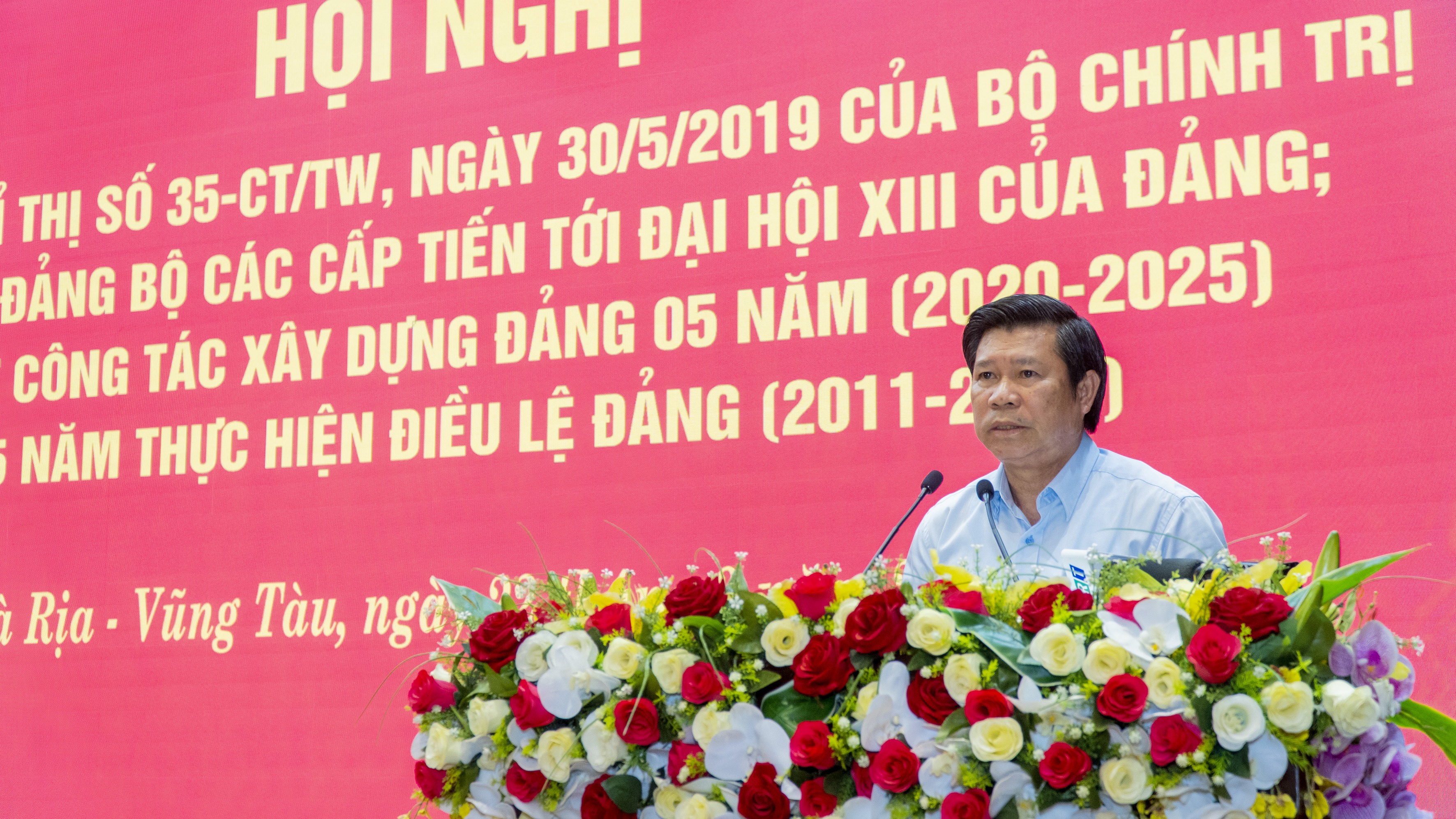 Ông Nguyễn Văn Xinh, Ủy viên Ban Thường vụ Tỉnh ủy, Trưởng Ban Tuyên giáo Tỉnh ủy trình bày dự thảo tóm tắt báo cáo tổng kết công tác xây dựng Đảng 5 năm (2020-2025).