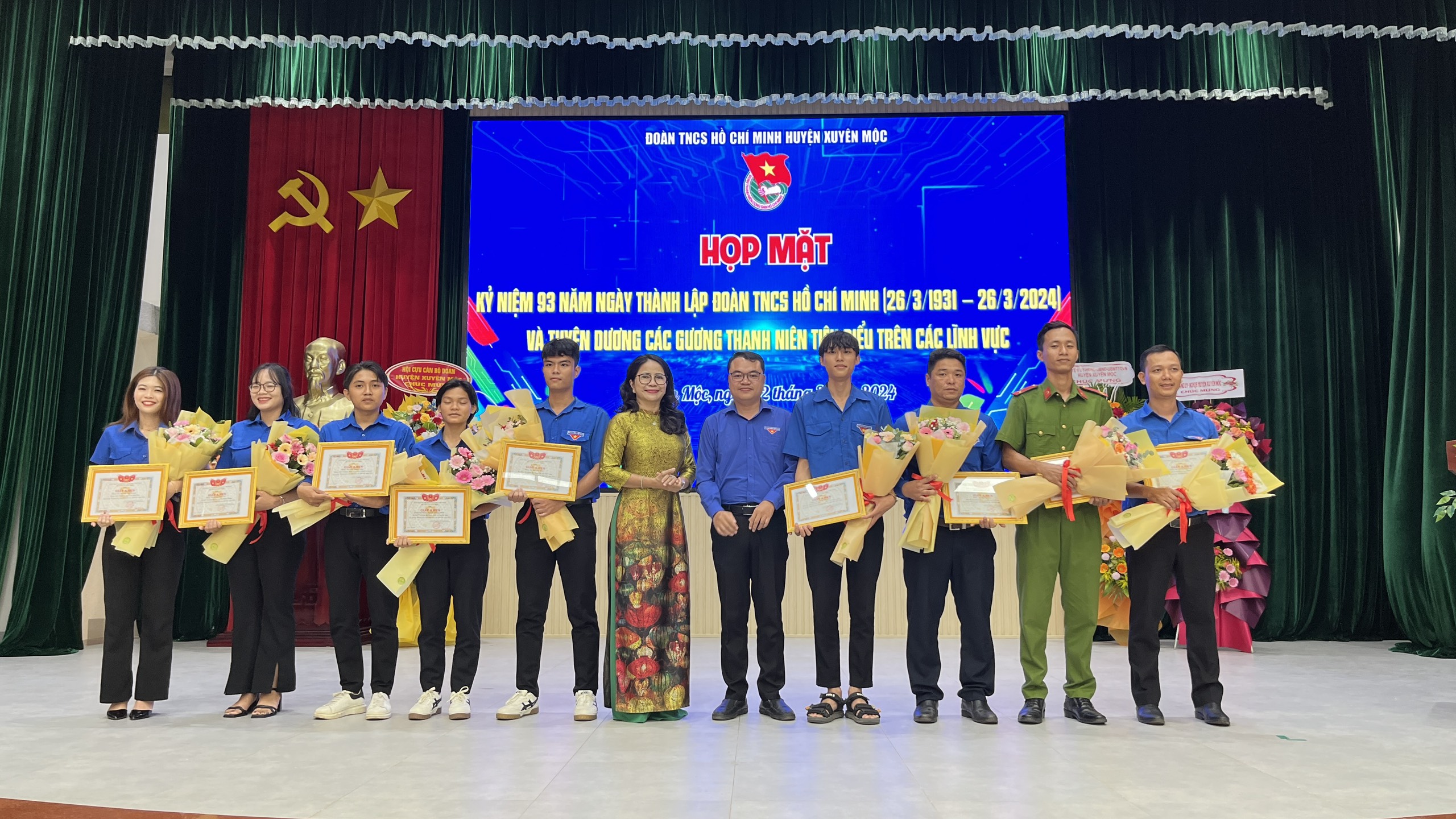 Lãnh đạo Tỉnh đoàn và UBND huyện Xuyên Mộc tặng hoa, giấy khen cho các cá nhân có thành tích xuất sắc trong công tác đoàn