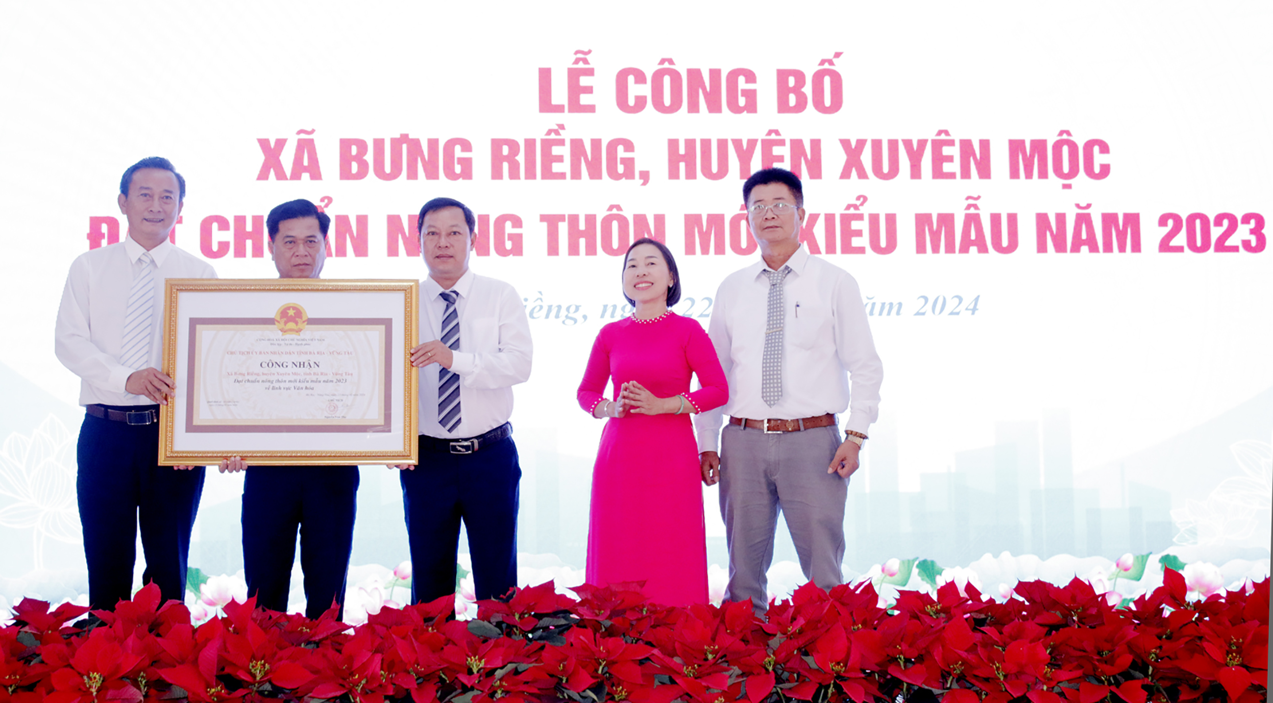 Ông Lê Hồng Ngọc, Phó Chủ tịch UBMTTQ Việt Nam tỉnh trao Bằng công nhận xã Bưng Riềng đạt chuẩn NTM kiểu mẫu về lĩnh vực văn hóa năm 2023.