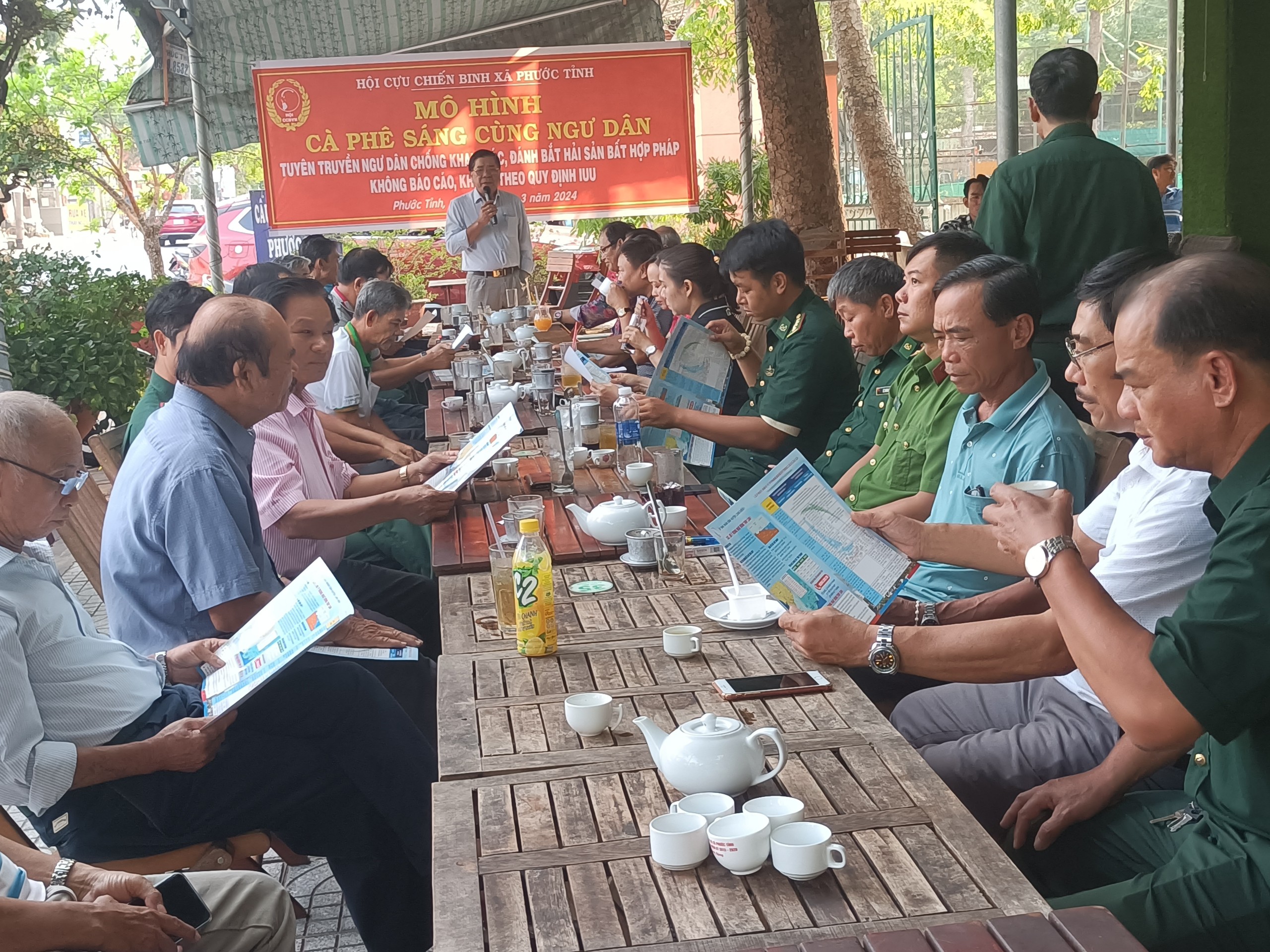 Ông Phan Thạch, Chủ tịch UBND xã Phước Tỉnh trao đổi cùng ngư dân những tác hại khi không tuân thủ các quy định chống khai thác IUU trong buổi cà phê sáng cùng ngư dân ngày 23/3