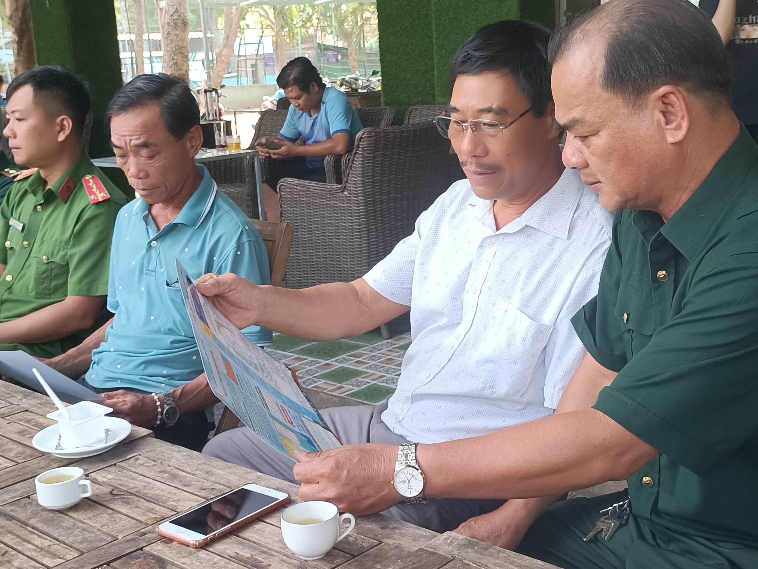 Ông Nguyễn Văn Cảnh (bên phải), Chủ tịch Hội CCB xã Phước Tỉnh trao đổi cùng ngư dân các quy định chống khai thác IUU