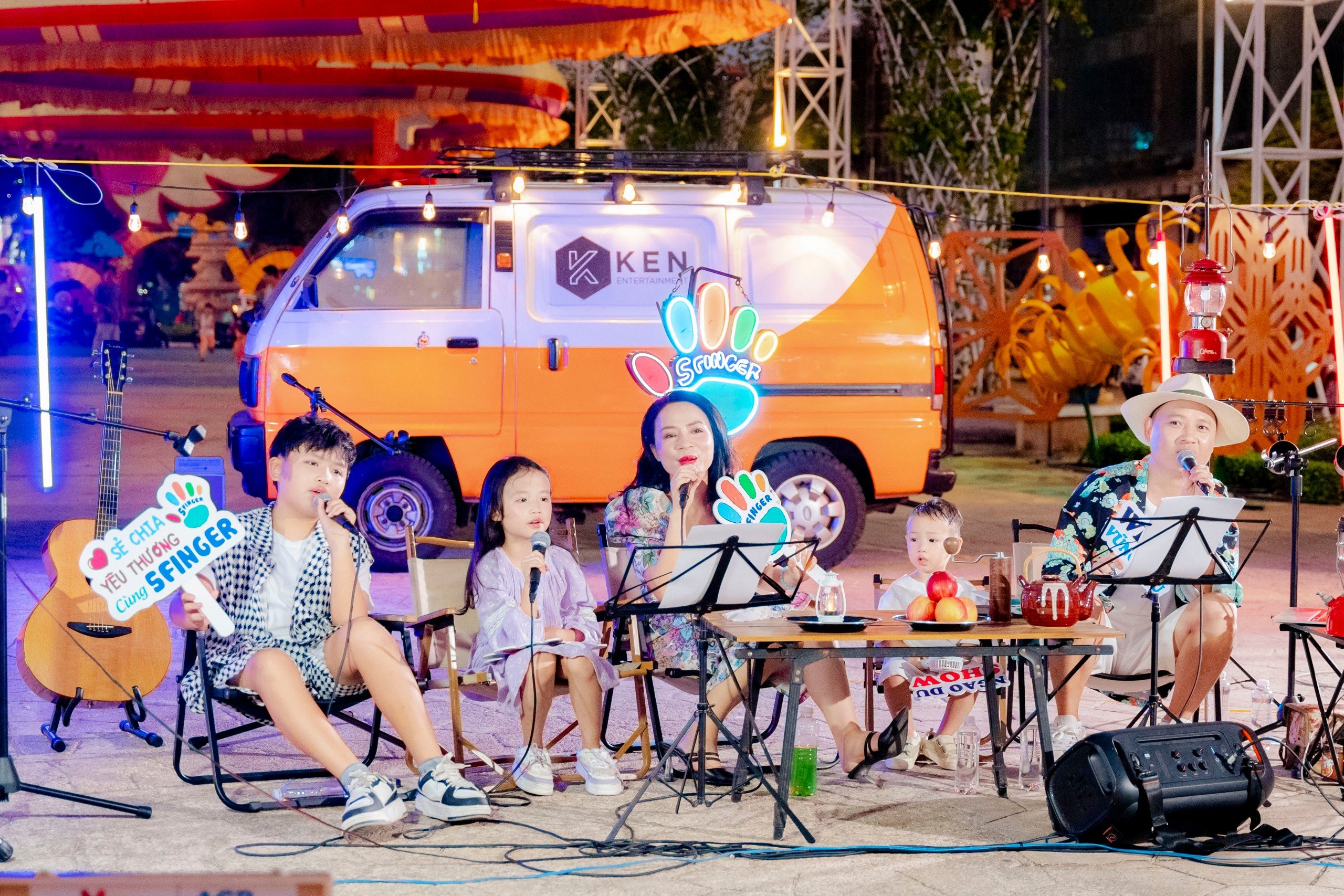 Gia đình nhạc sĩ Nguyễn Hải Phong giao lưu cùng khán giả Vũng Tàu tại sân khấu ngoài trời đường Trưng Trắc - Trưng Nhị, công viên Bãi Trước.