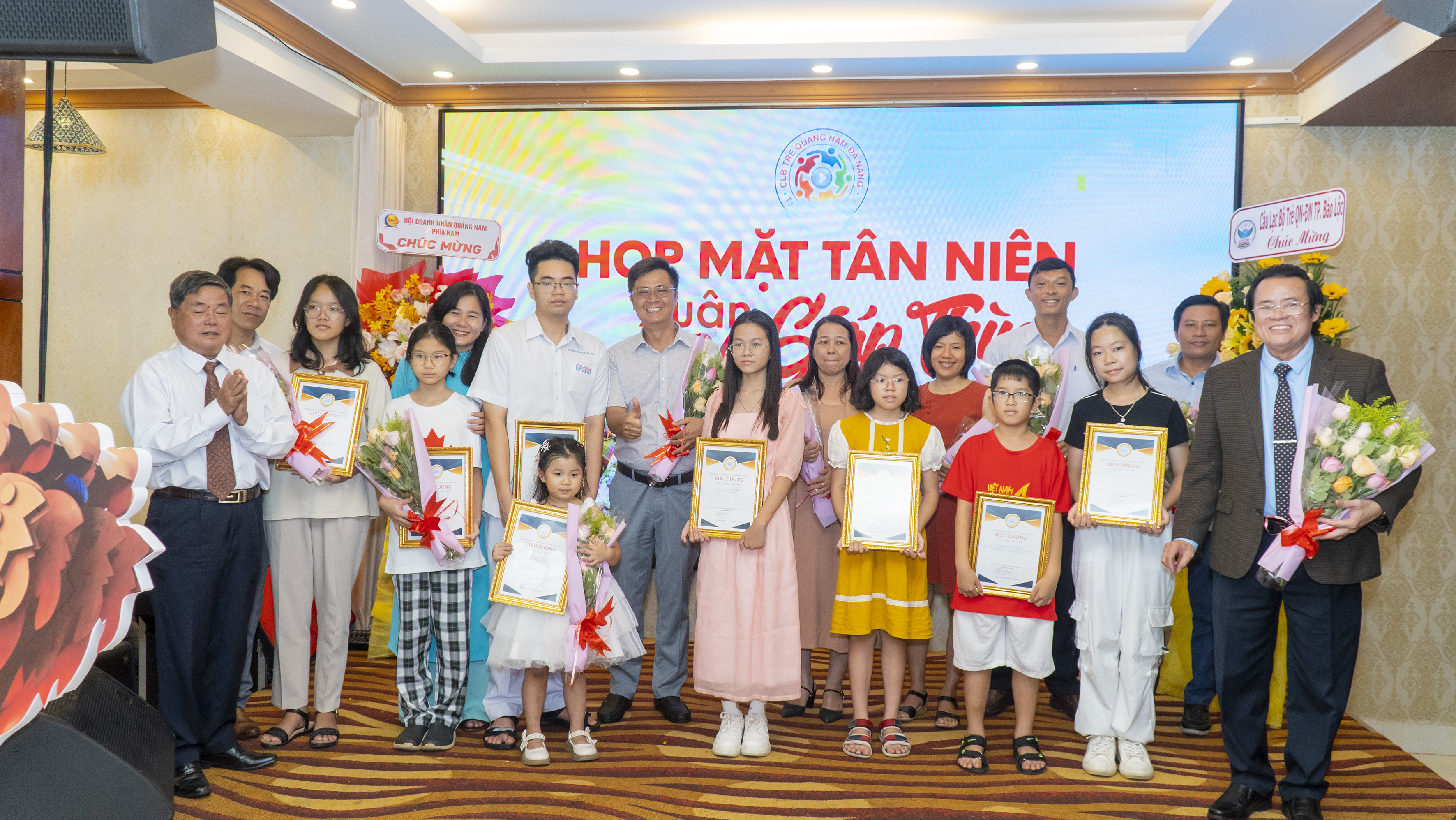 Trung tướng Châu Văn Mẫn, Anh hùng LLVTND, Chủ tịch HĐH Quảng Nam-Đà Nẵng tại Bà Rịa-Vũng Tàu (bìa trái) tham dự chương trình họp mặt và trao thư khen, học bổng cho con em hội viên có thành tích học tập xuất sắc.