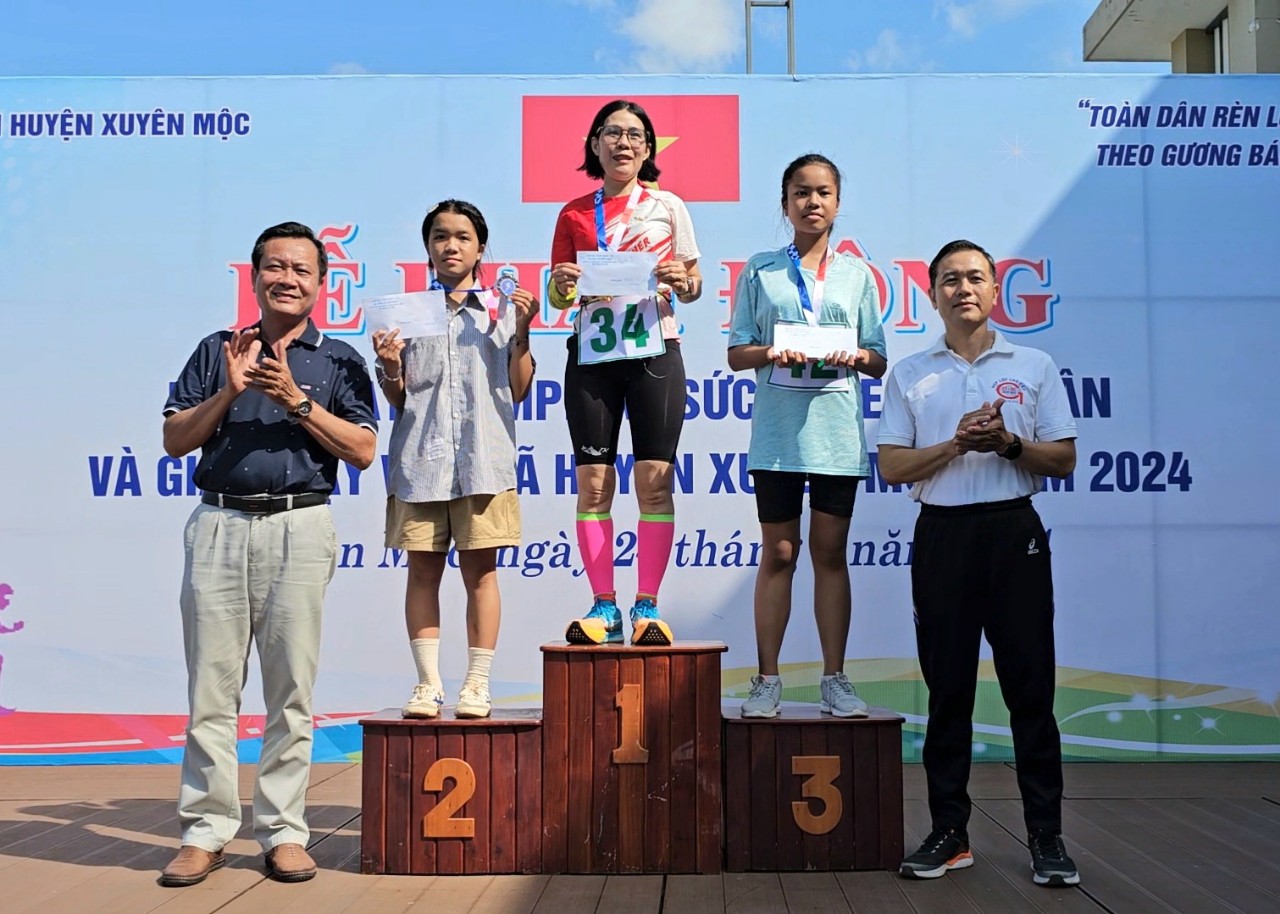 Ban tổ chức trao giải cho các VĐV đạt giải việt dã huyện Xuyên Mộc năm 2024.