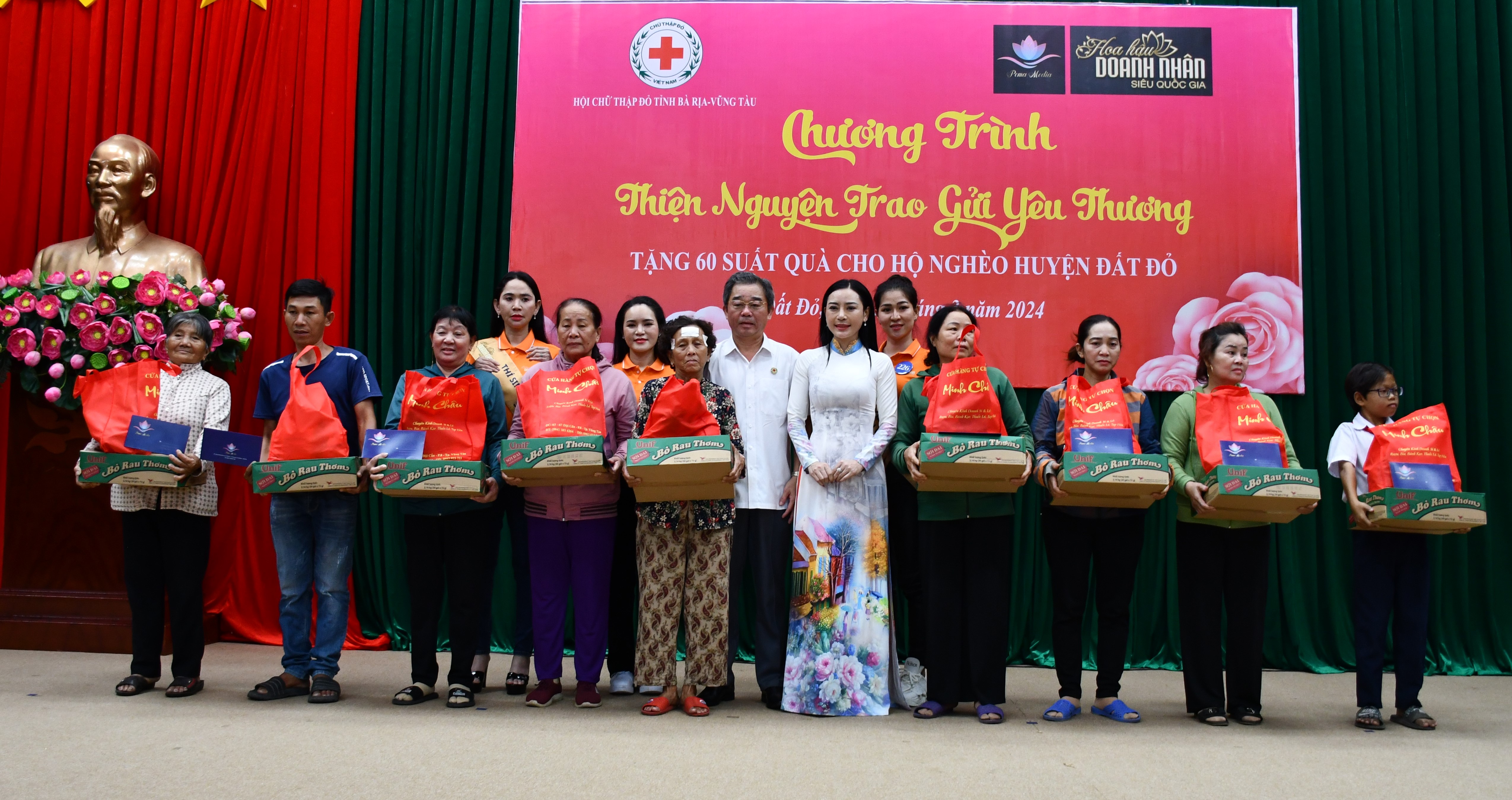 Ông Lê Văn Hậu, Chủ tịch Hội Chữ thập đỏ tỉnh và đại diện Ban tổ chức cuộc thi Hoa hậu Doanh nhân siêu quốc gia năm 2024 tặng quà cho người nghèo.