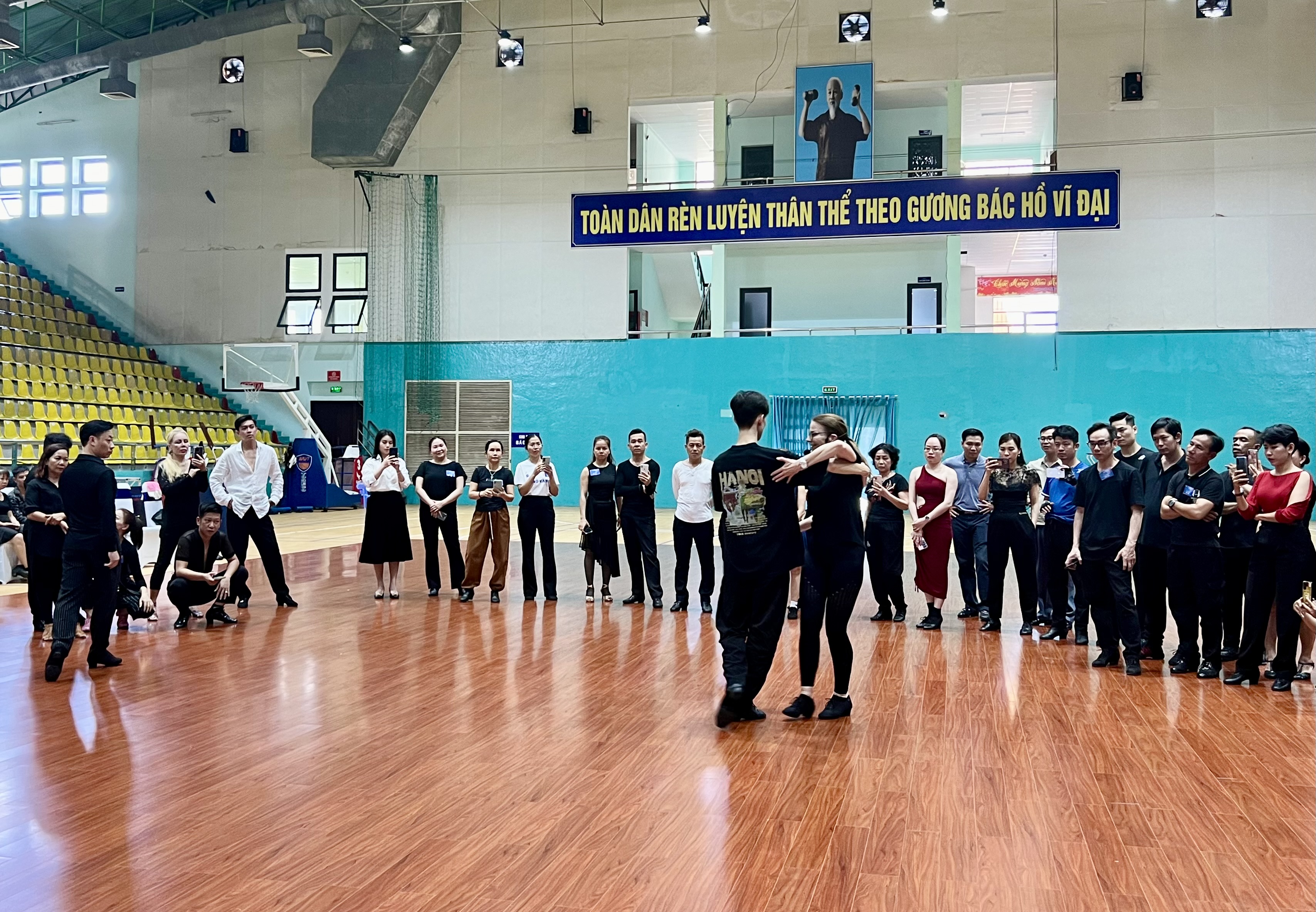 Bà Petra Matschullat, giảng viên quốc tế WDSF hướng dẫn học viên.