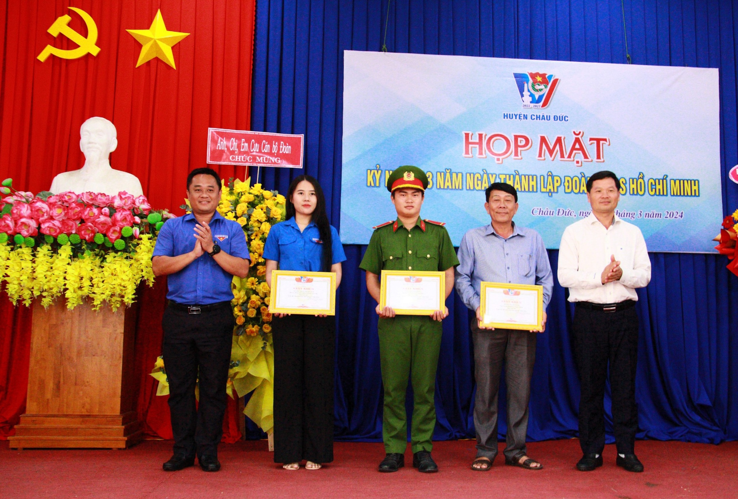 Tỉnh Đoàn, lãnh đạo huyện Châu Đức trao Giấy khen cho các tập thể có thành tích xuất sắc trong Tháng Thanh niên năm 2024 tại chương trình họp mặt. 